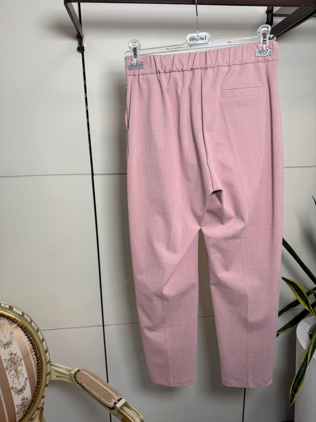 Pantalone tessuto nido d'ape, zip e bottoncino, elasticato dietro. Tasche laterali e taschina finta dietro,colore rosa- Maryley