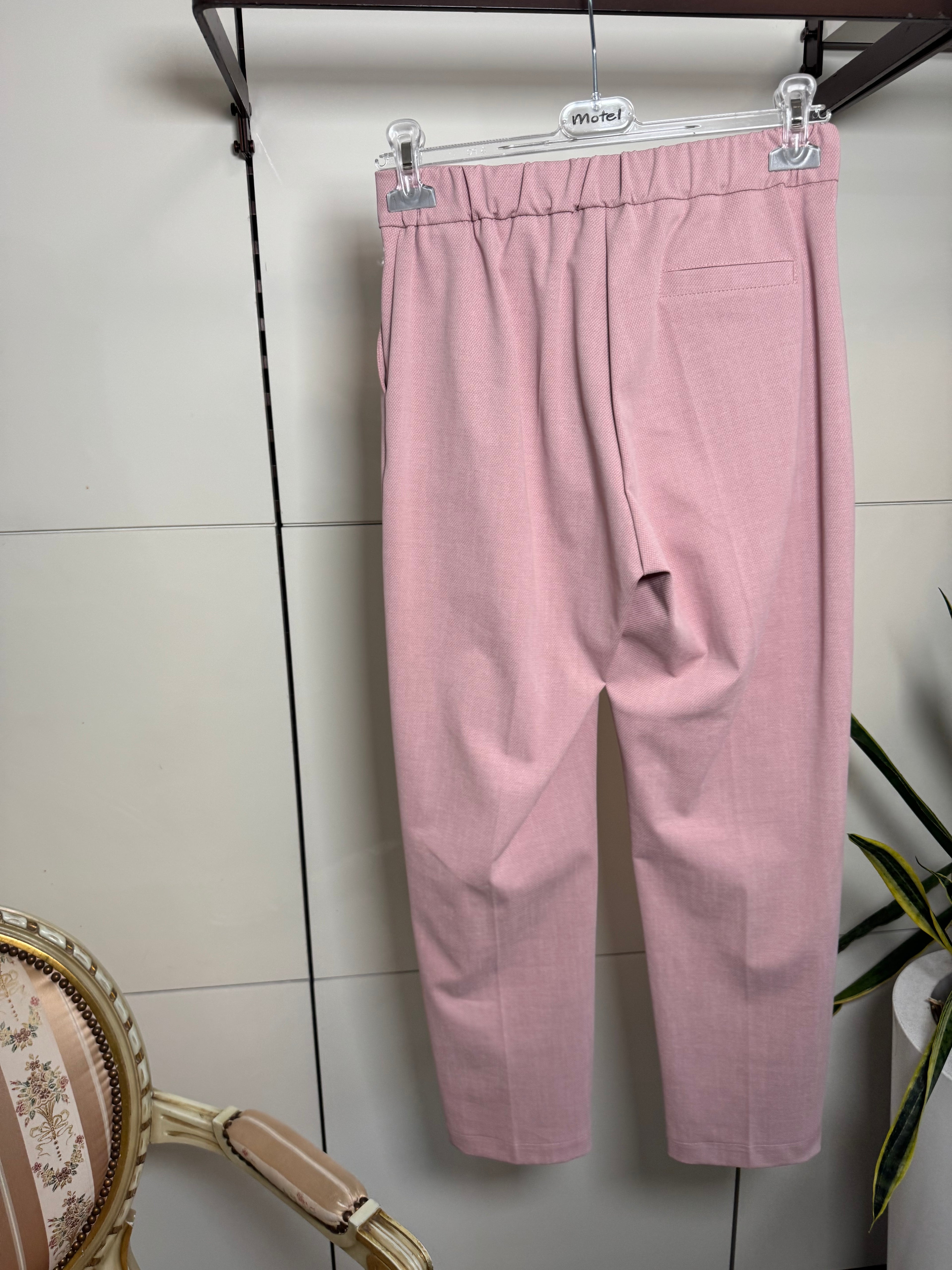 Pantalone tessuto nido d'ape, zip e bottoncino, elasticato dietro. Tasche laterali e taschina finta dietro,colore rosa- Maryley