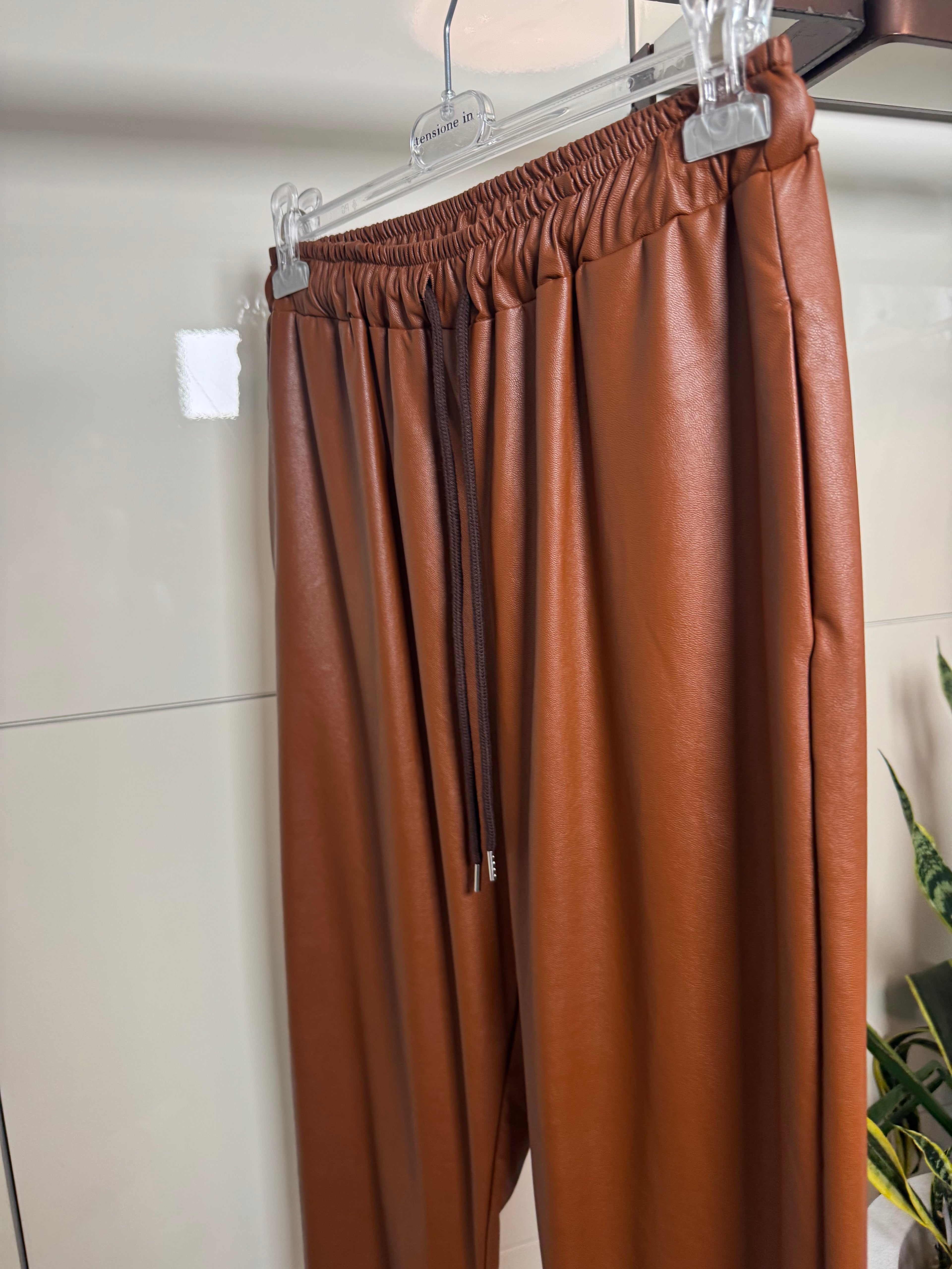 Pantalone ecopelle, elasticato in vita, coulisse, tasche laterali, colore bruciato- Maryley