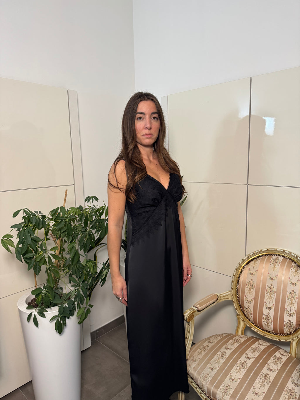 Abito nero saten con pizzo-Tensione In