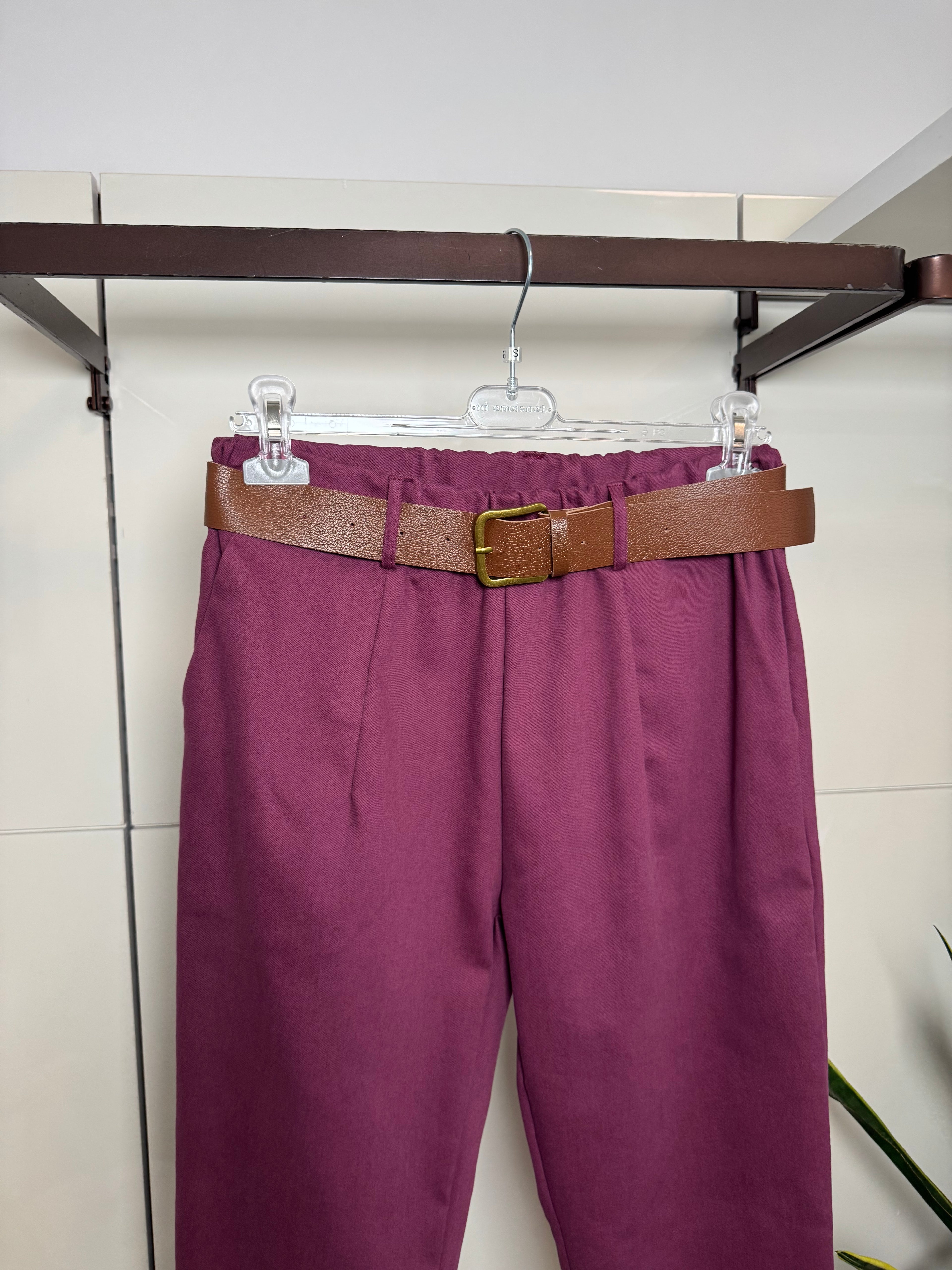 Pantalone con elastico in vita e cintura marrone, color amarena- Susy Mix
