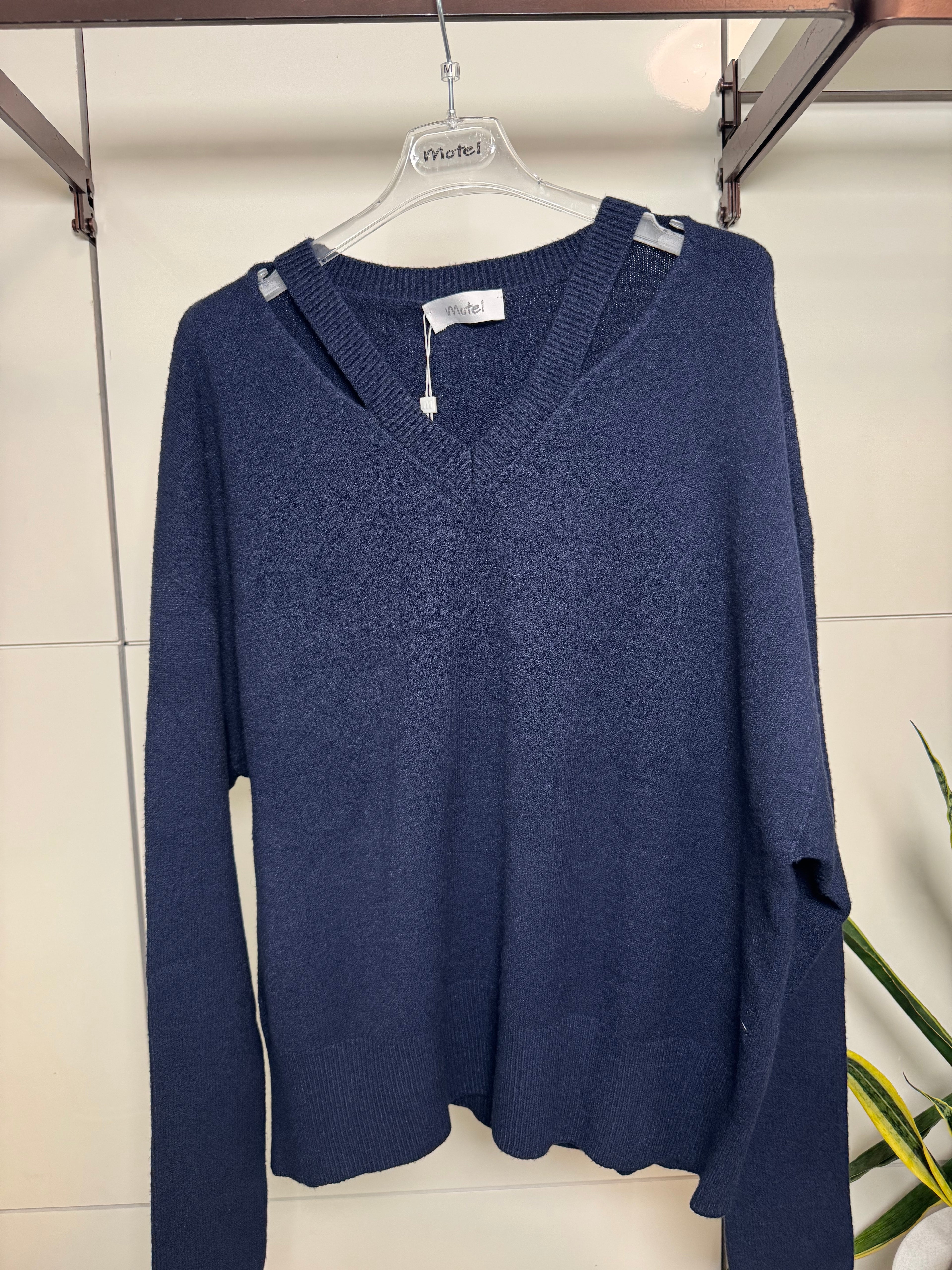 Maglione scollo V con dettaglio- Motel