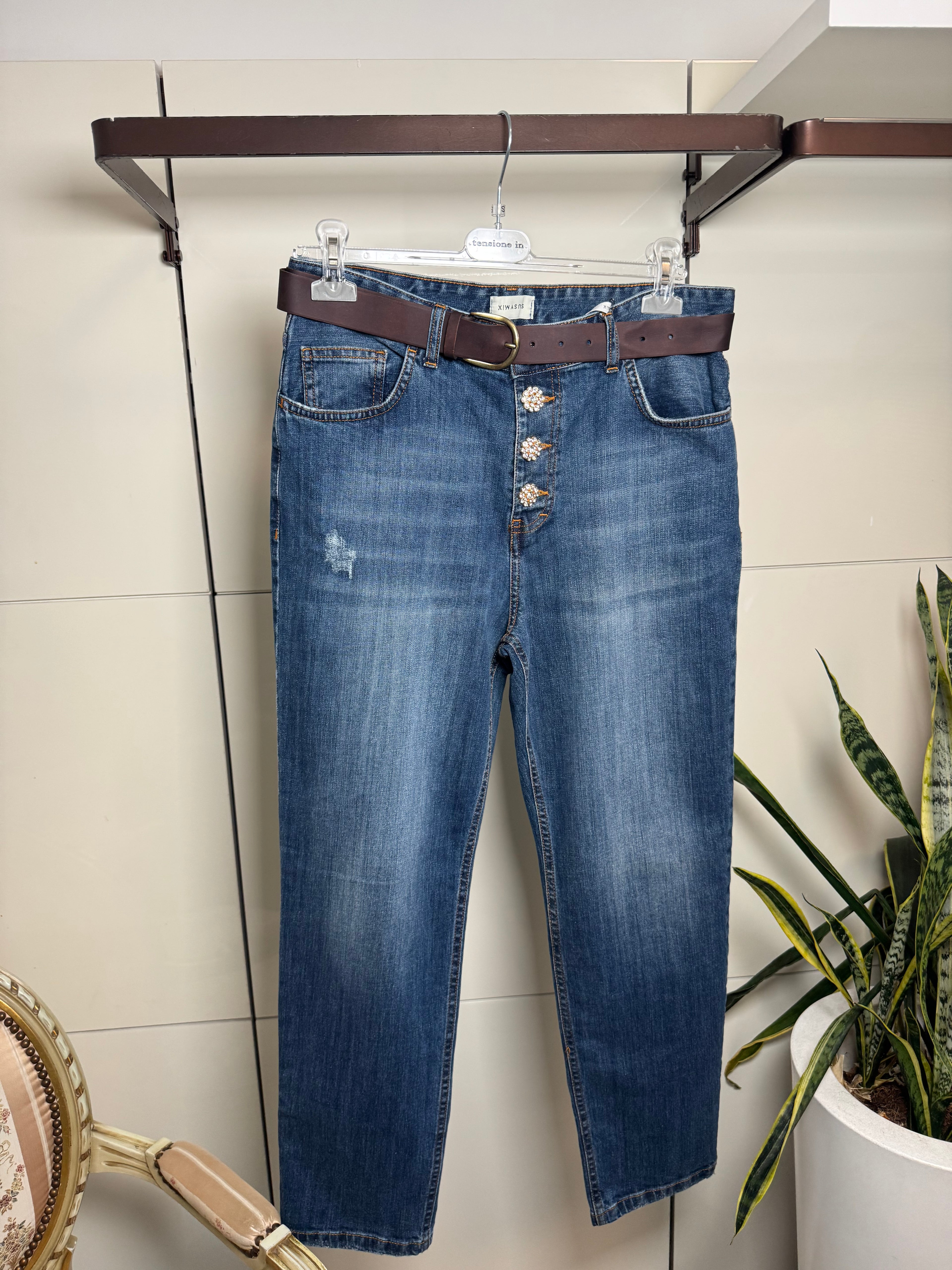 Jeans 5 tasche, bottoni gioiello e cintura- Susy Mix