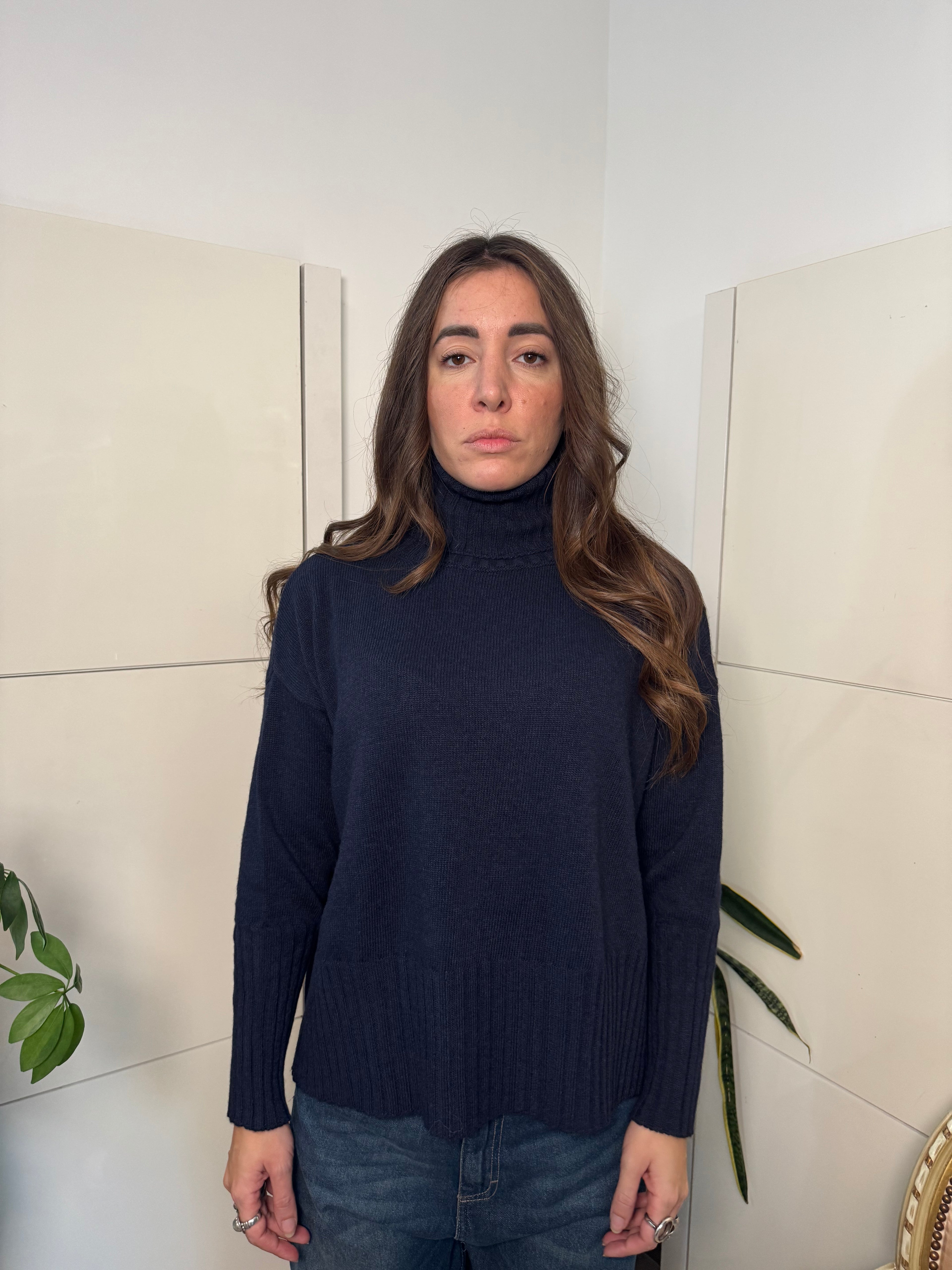 Maglione blu dolcevita- Tensione in