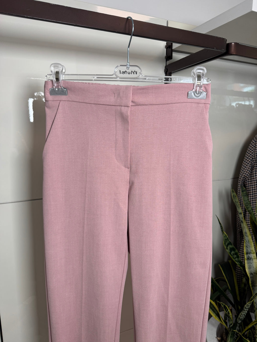 Pantalone tessuto nido d'ape, zip e bottoncino, elasticato dietro. Tasche laterali e taschina finta dietro,colore rosa- Maryley