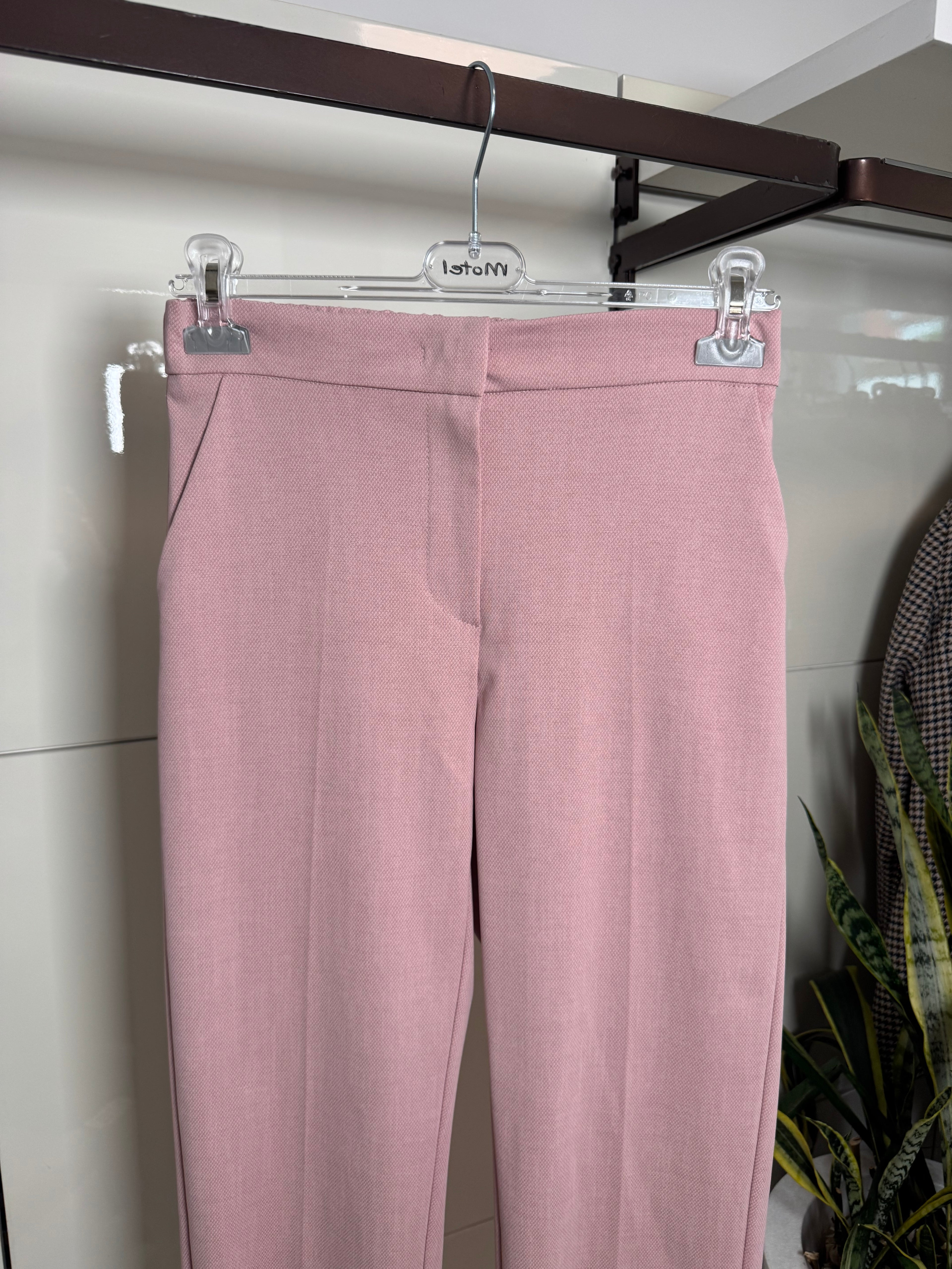 Pantalone tessuto nido d'ape, zip e bottoncino, elasticato dietro. Tasche laterali e taschina finta dietro,colore rosa- Maryley