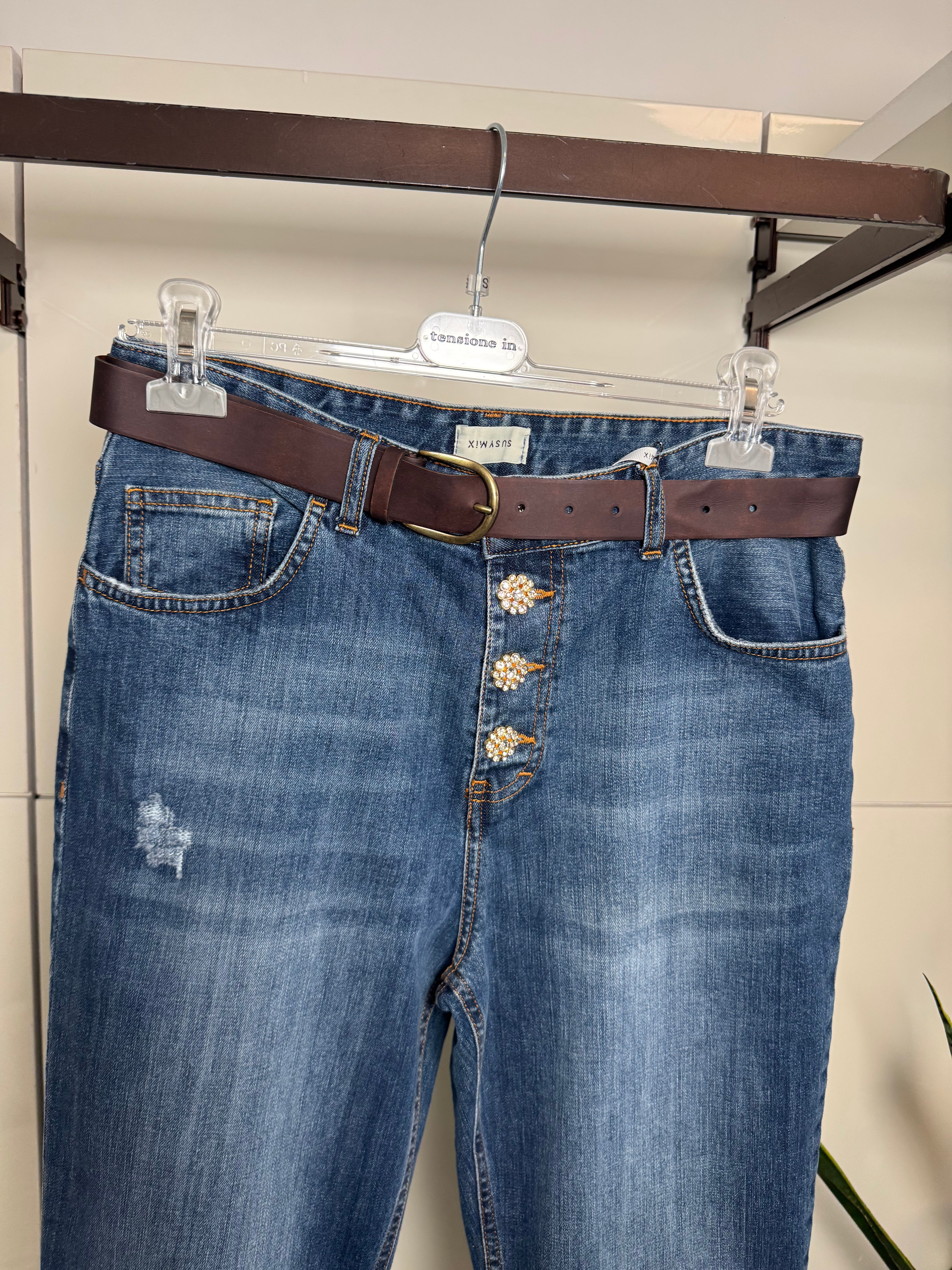 Jeans 5 tasche, bottoni gioiello e cintura- Susy Mix