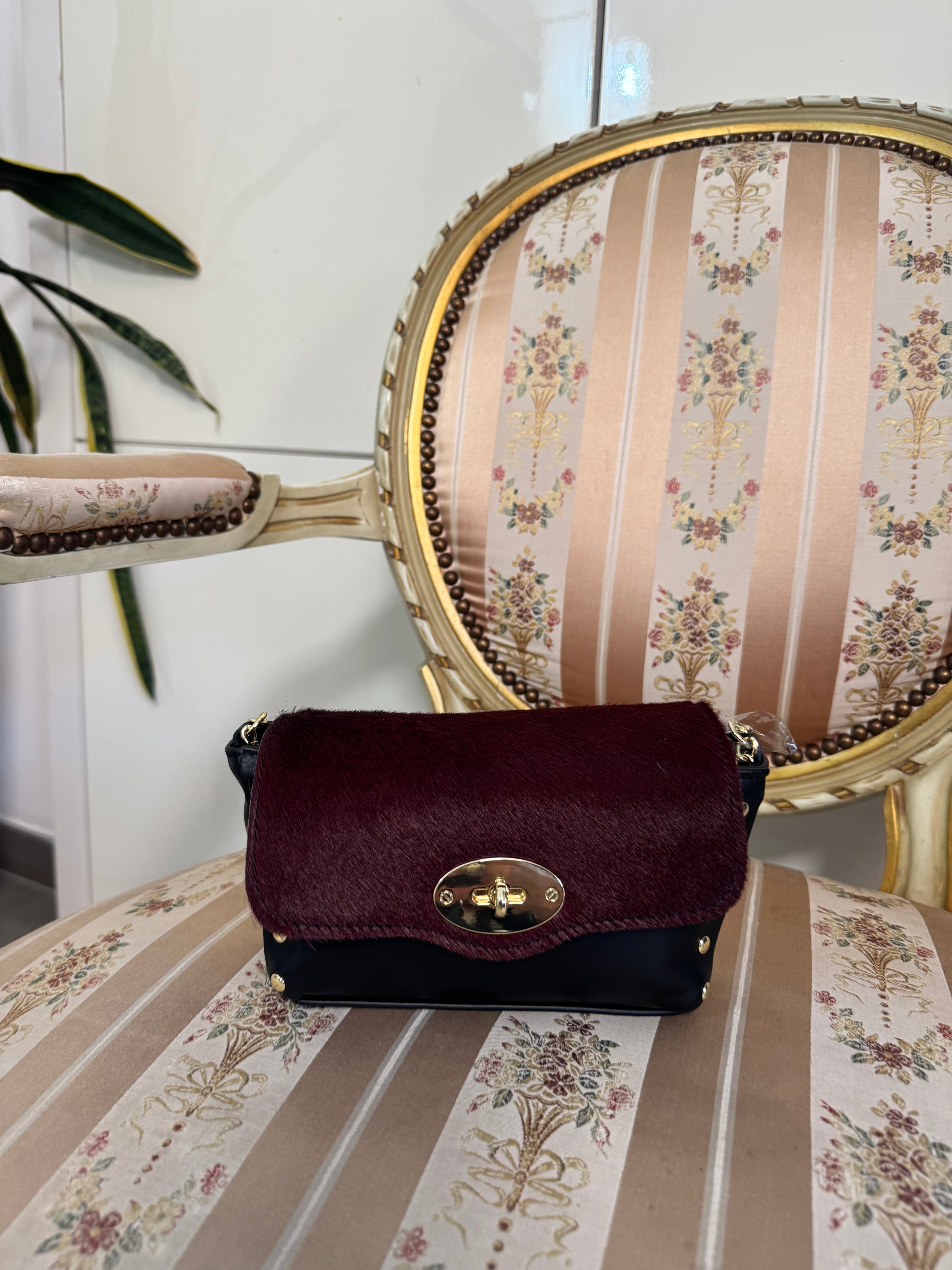 Mini bag bordeaux e nera con tracolla oro