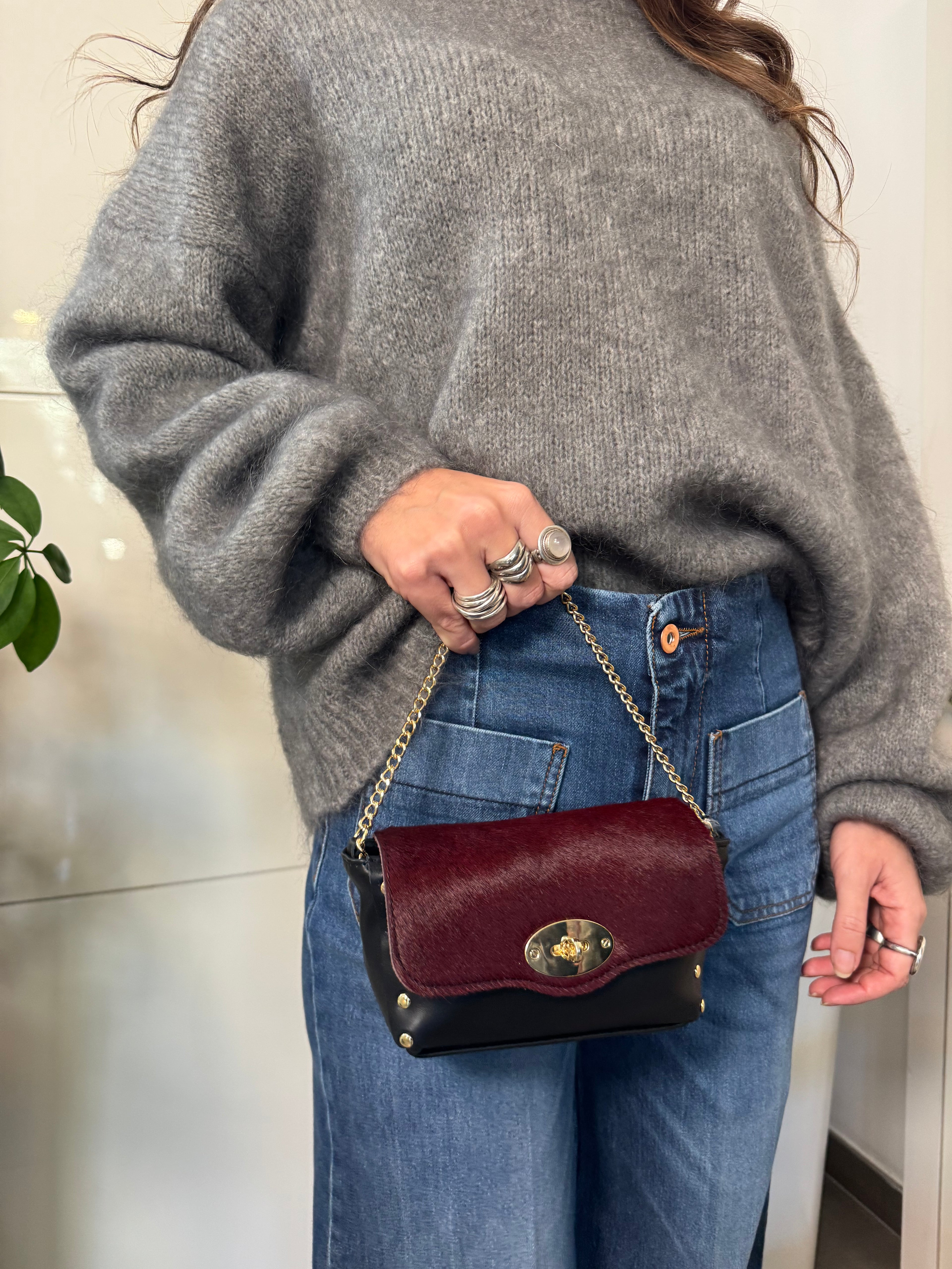 Mini bag bordeaux e nera con tracolla oro