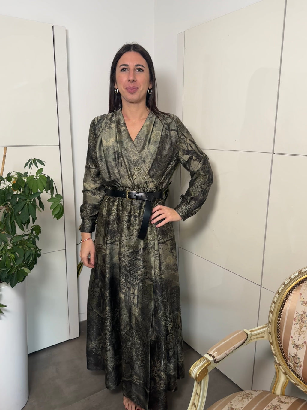 Vestito manica lunga con bottoncini sul polsino, elastico in vita e cintura, sormontato, lunghezza alle caviglie. Fantasia verde e nero- Maryley