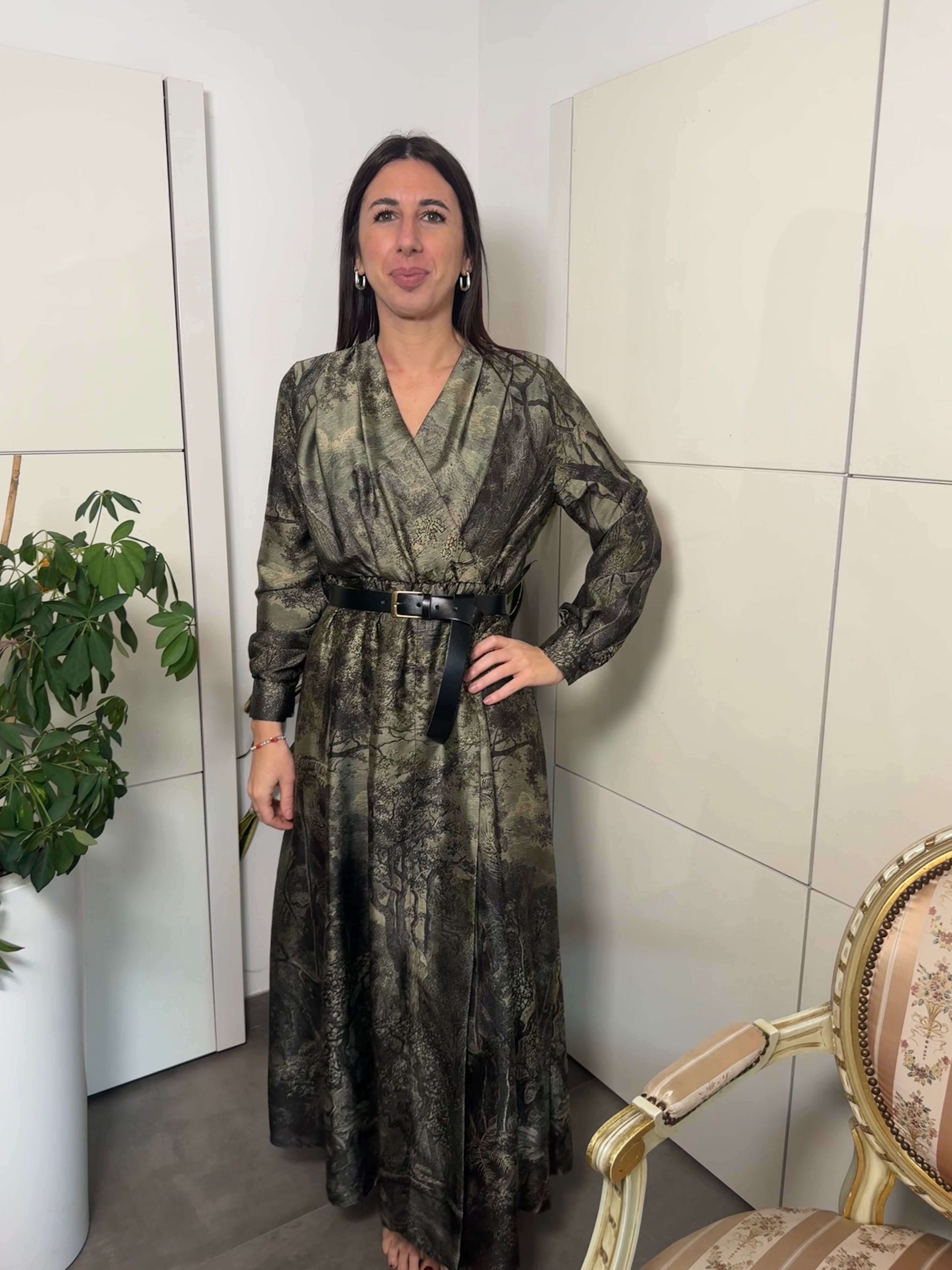 Vestito manica lunga con bottoncini sul polsino, elastico in vita e cintura, sormontato, lunghezza alle caviglie. Fantasia verde e nero- Maryley