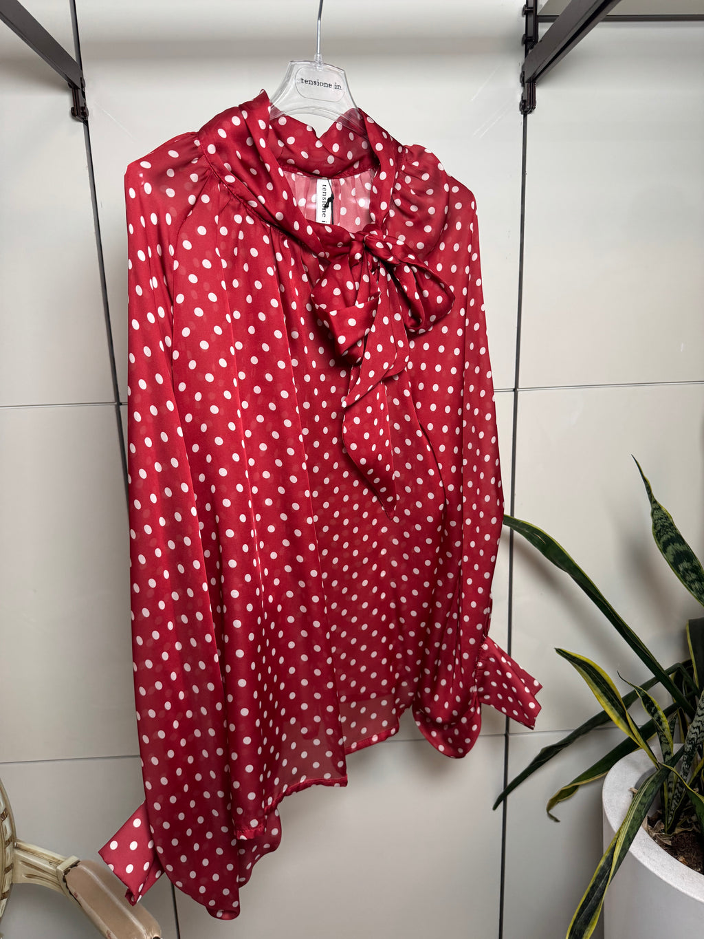 Camicia con fiocco a pois, vino/blu-Tensione In