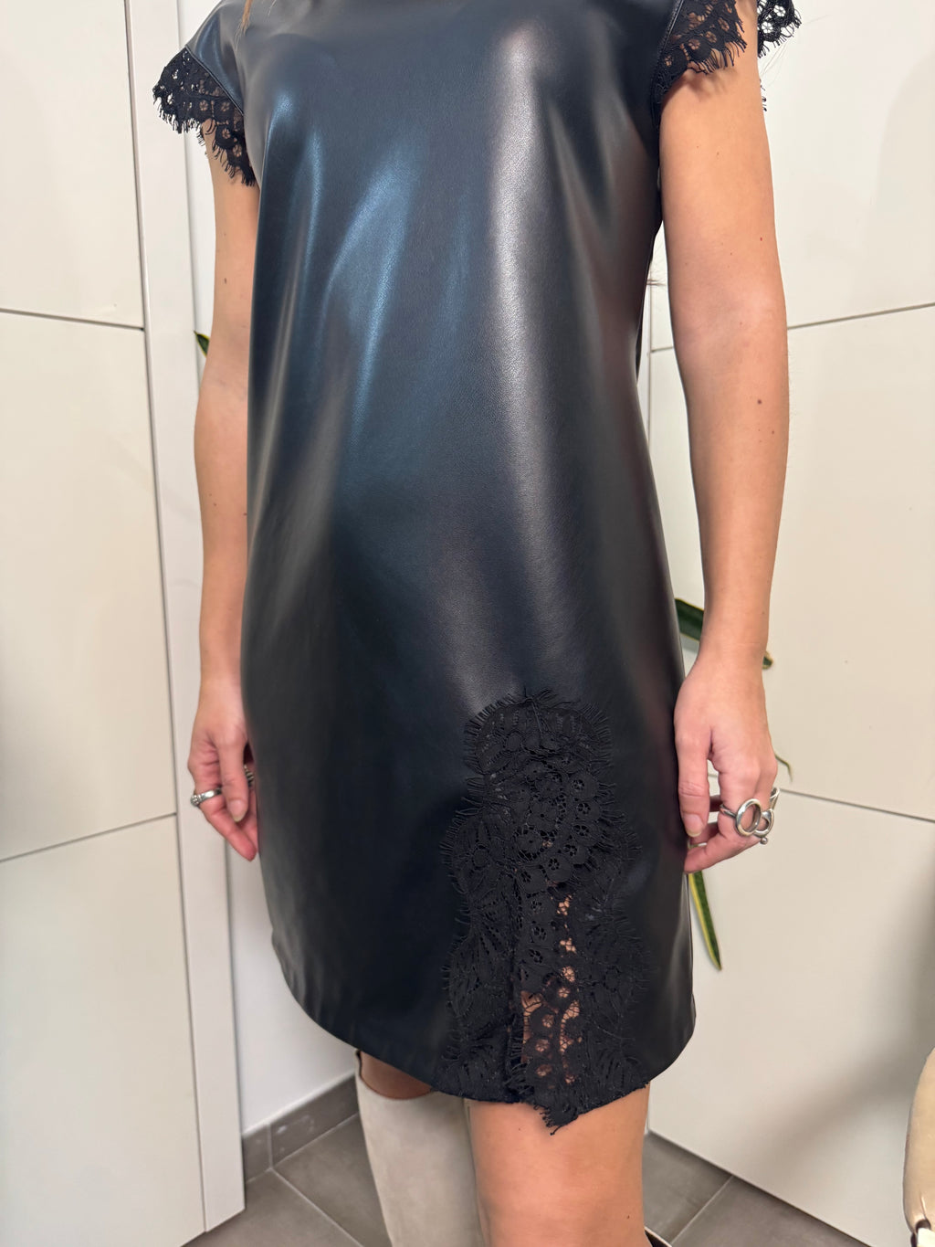 Abito ecopelle dettaglio pizzo -Motel