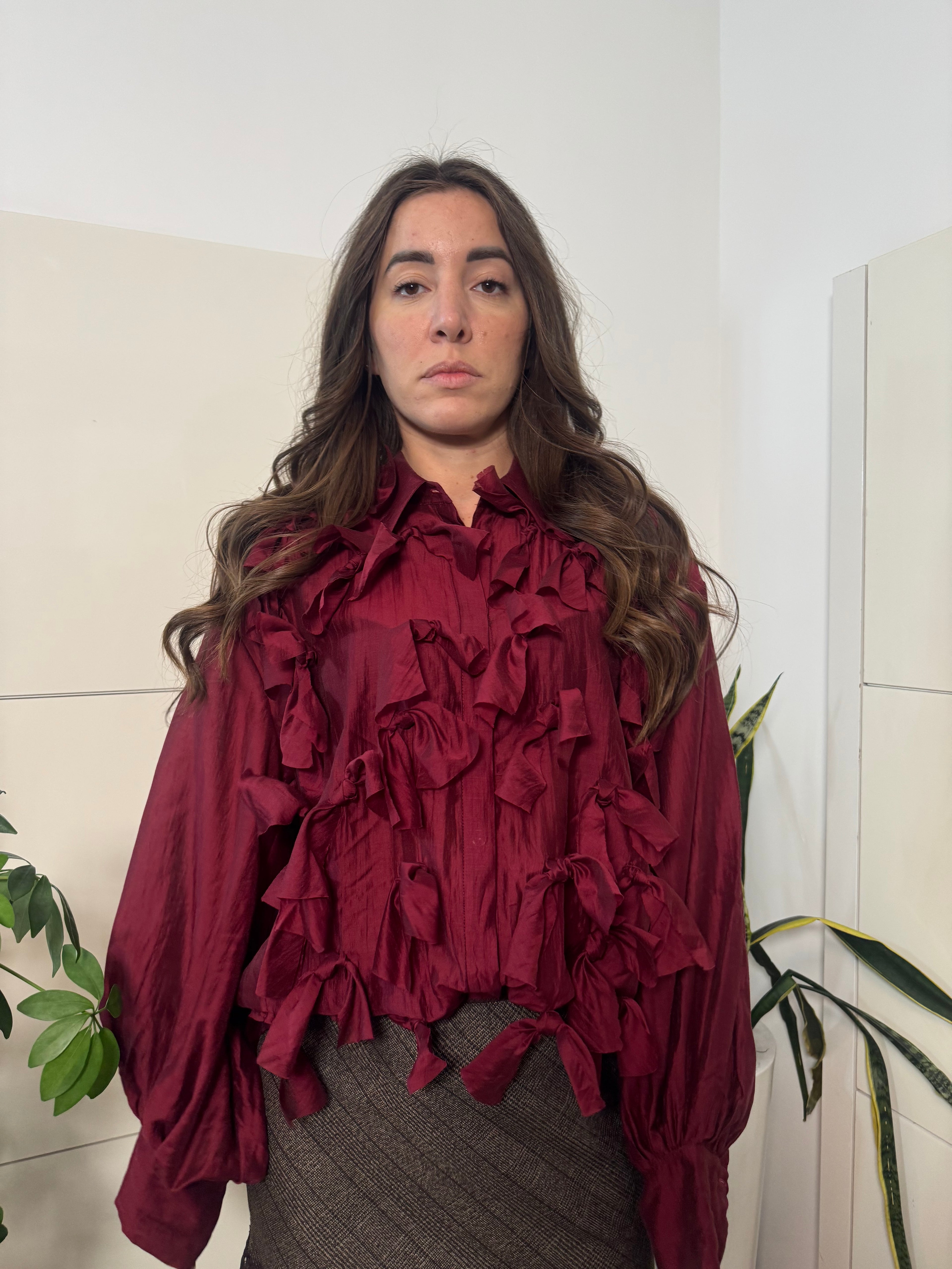 Camicia con fiocchi davanti, manica a palloncino, color amarena- Motel