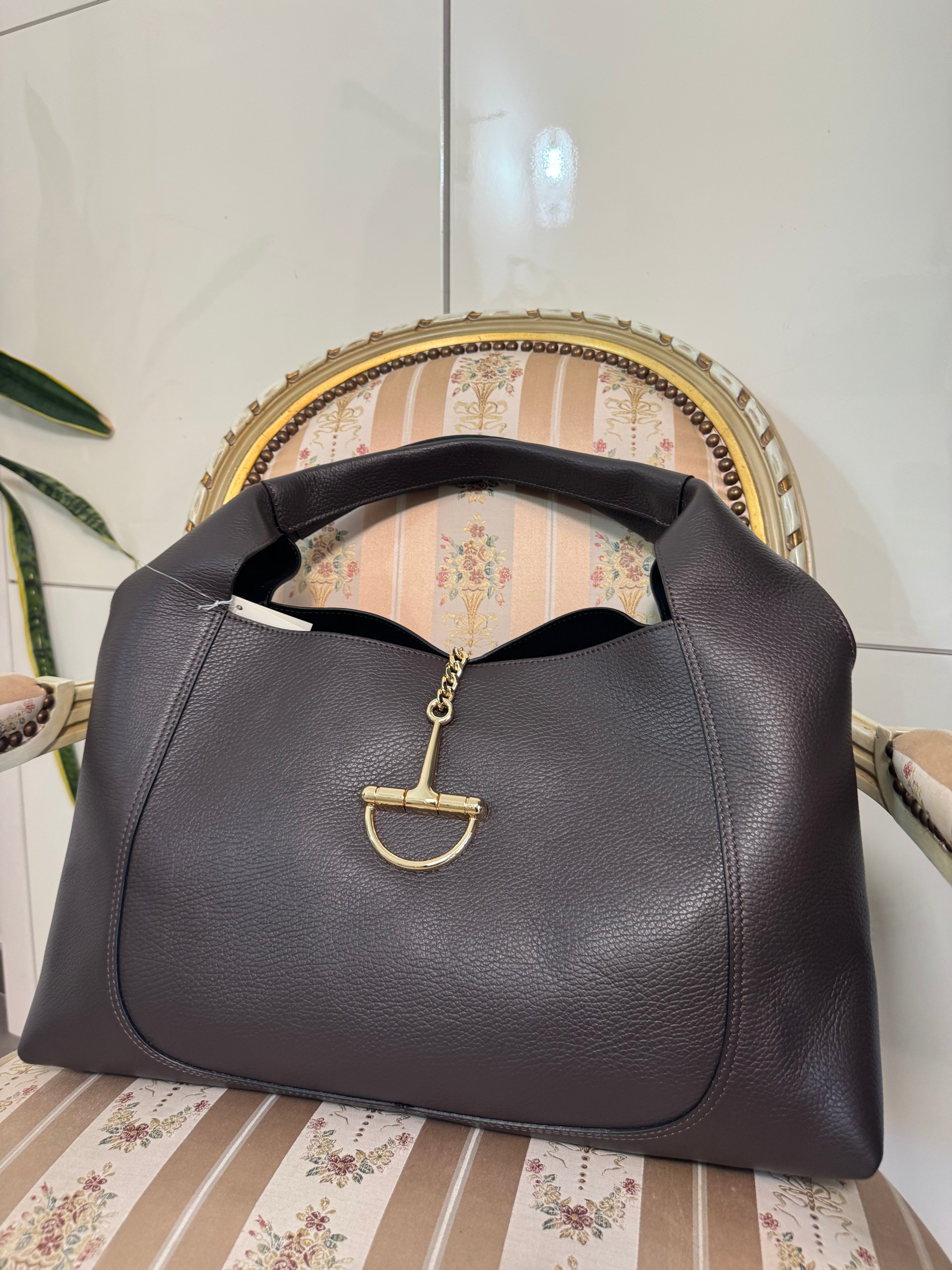 Borsa marrone con dettaglio oro