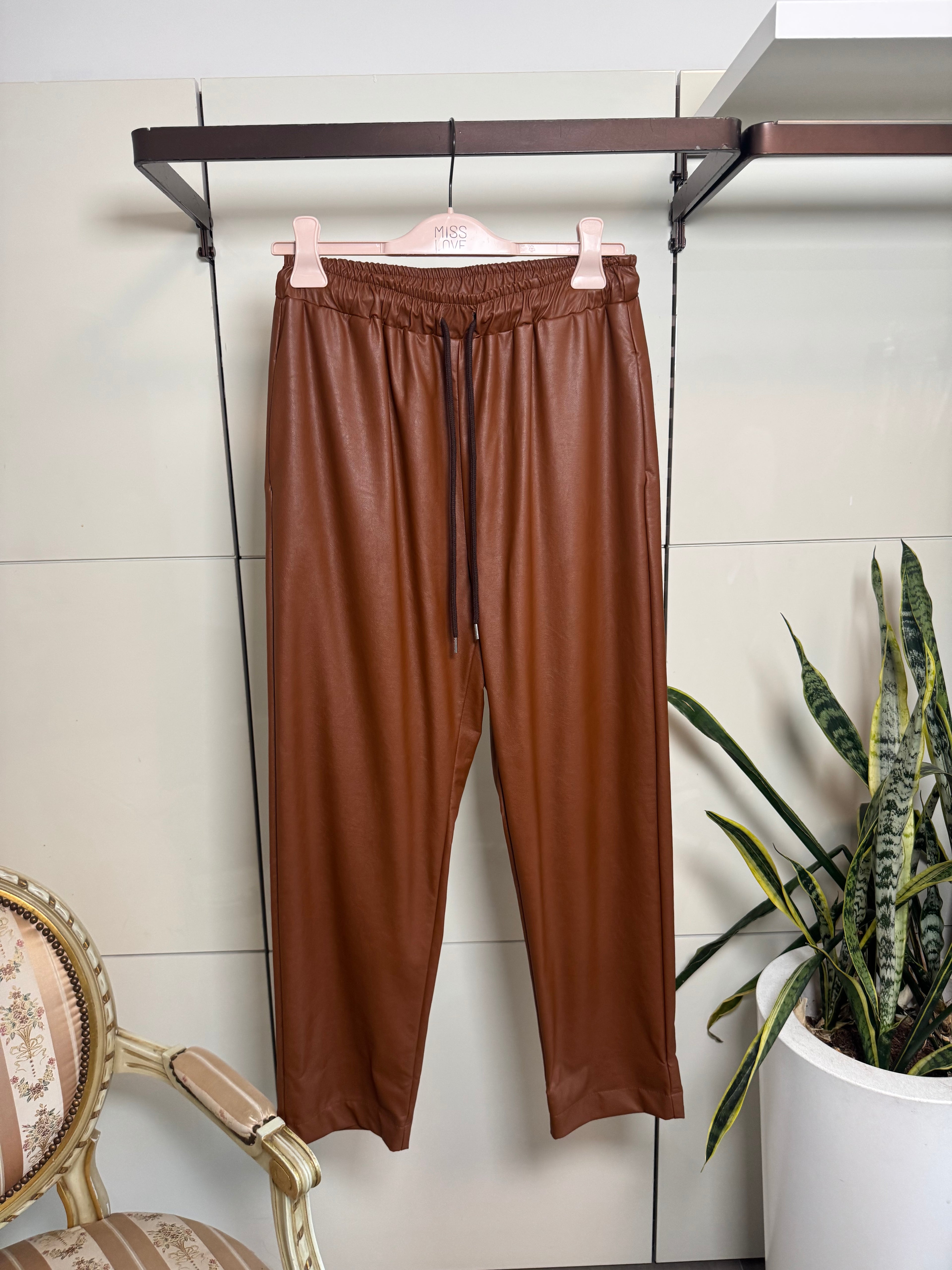 Pantalone ecopelle, elasticato in vita, coulisse, tasche laterali, colore bruciato- Maryley