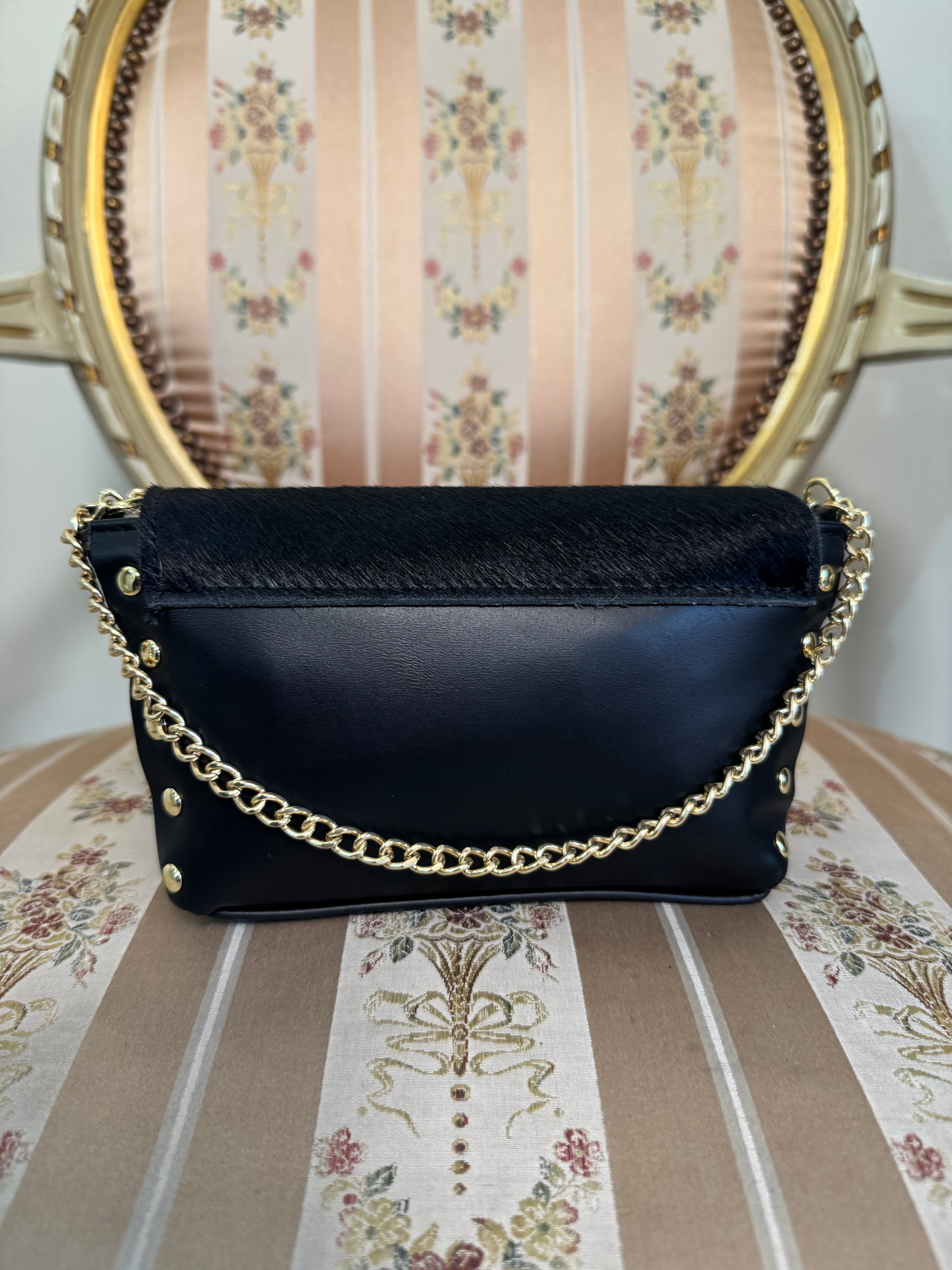 Mini bag nera con tracolla oro