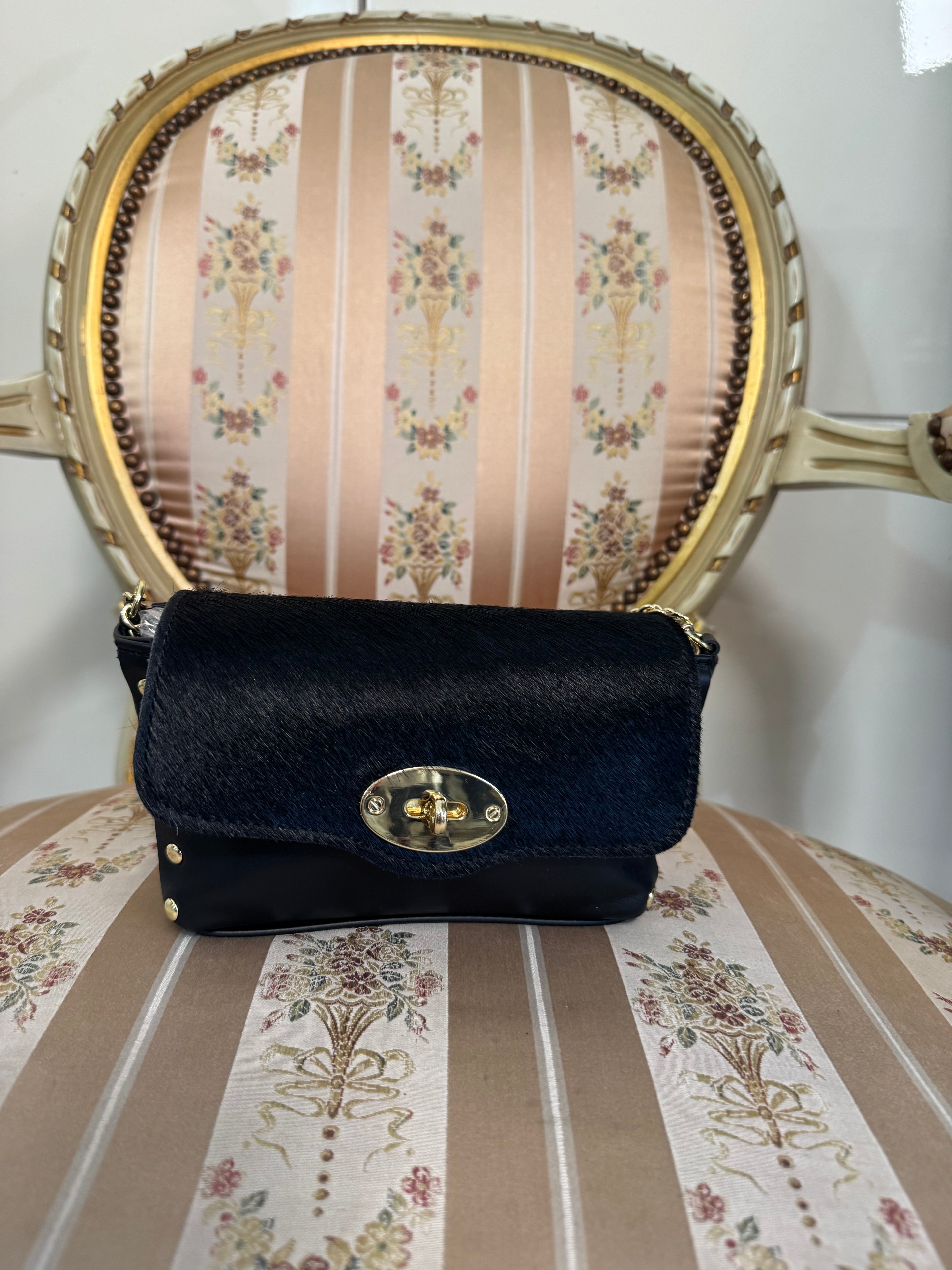 Mini bag nera con tracolla oro