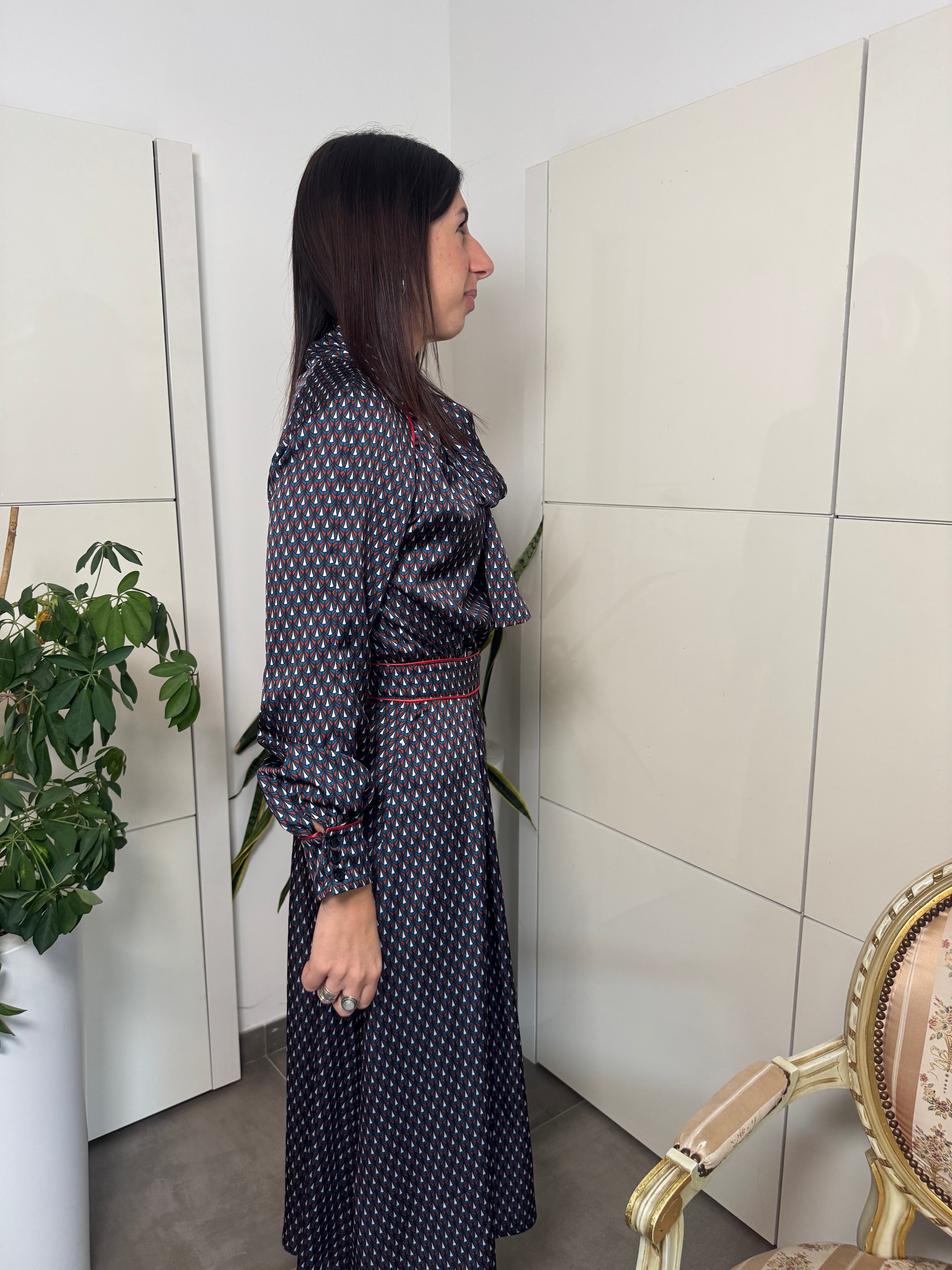 Vestito fantasia, manica lunga con bottoncini sul polsino, zip laterale e sciarpina sul collo, fantasia geometrica  blu/ bianco/ mattone /avio-Giovanni De Fazio