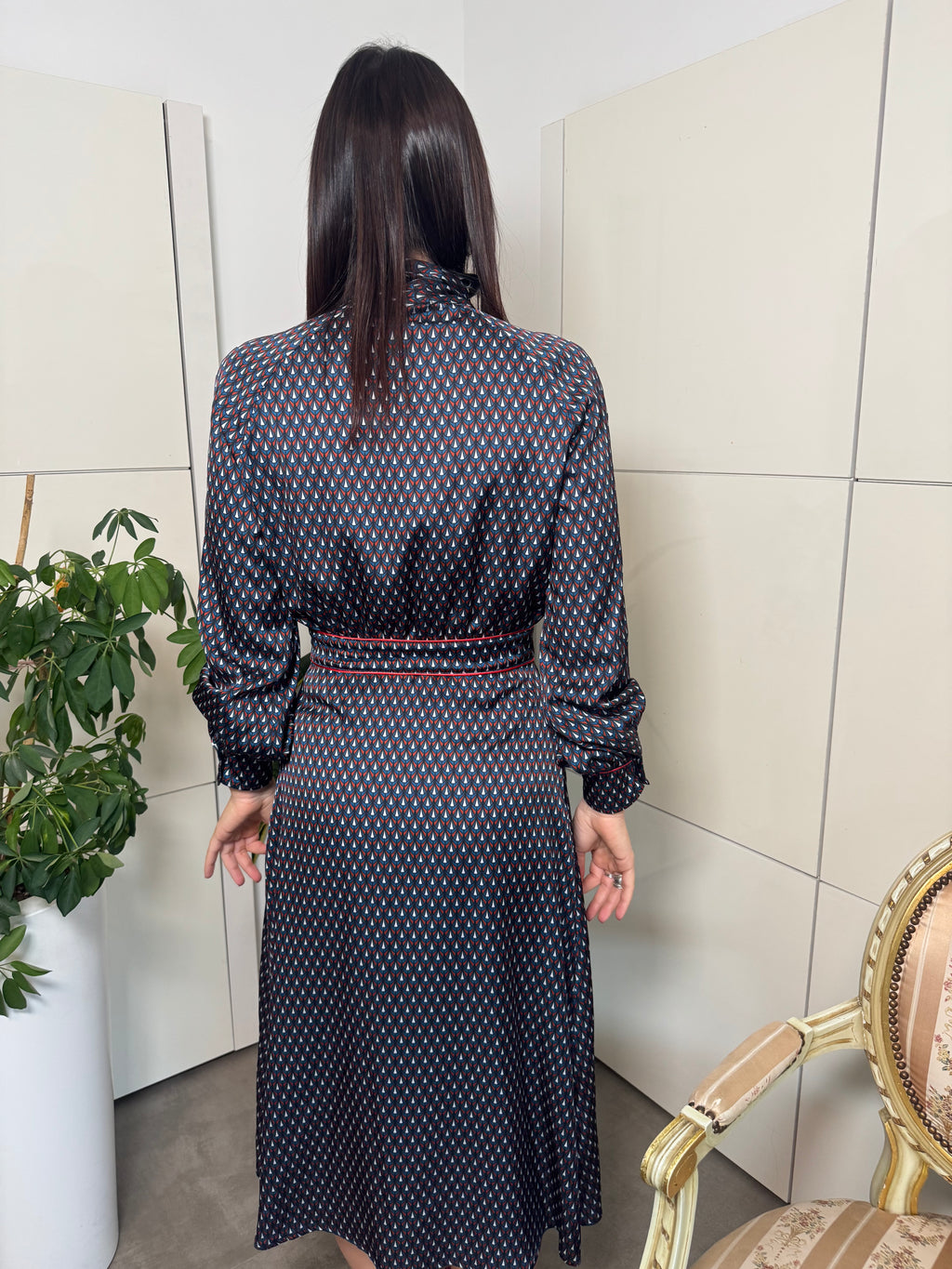 Vestito fantasia, manica lunga con bottoncini sul polsino, zip laterale e sciarpina sul collo, fantasia geometrica  blu/ bianco/ mattone /avio-Giovanni De Fazio