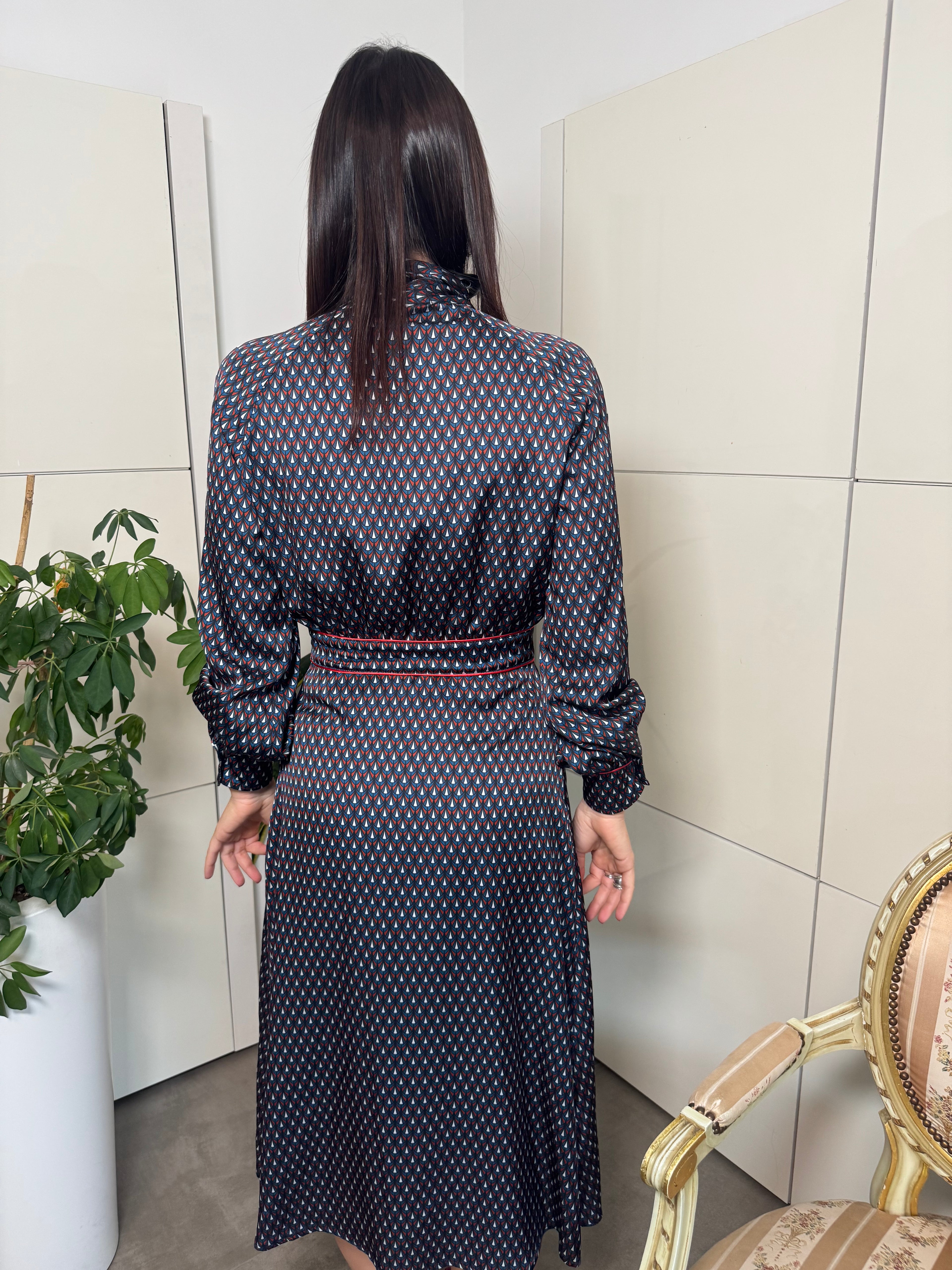 Vestito fantasia, manica lunga con bottoncini sul polsino, zip laterale e sciarpina sul collo, fantasia geometrica  blu/ bianco/ mattone /avio-Giovanni De Fazio