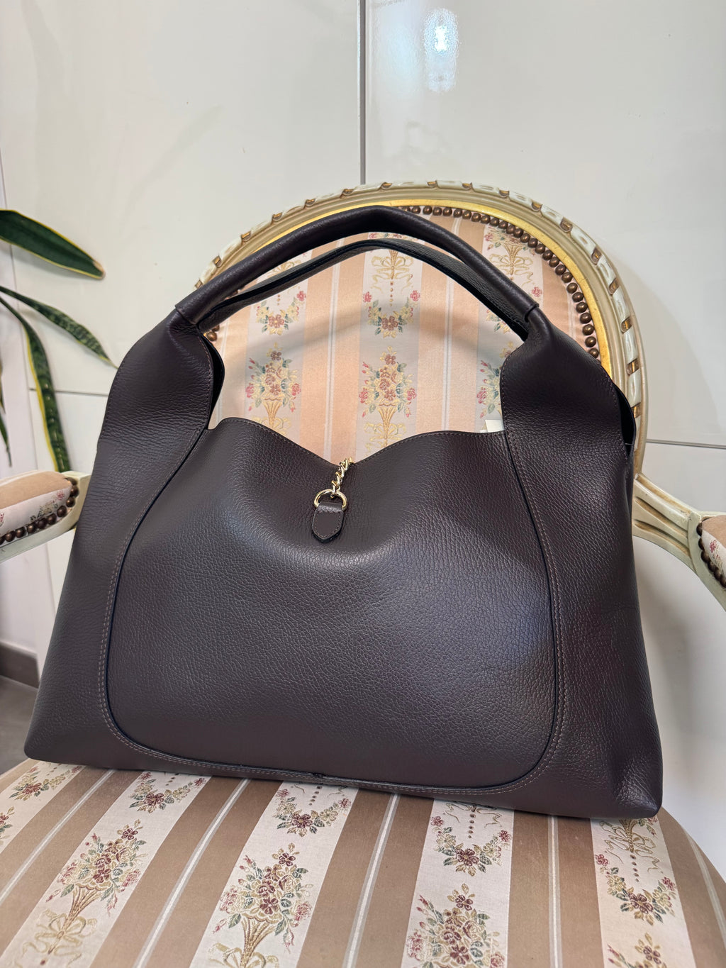 Borsa marrone con dettaglio oro