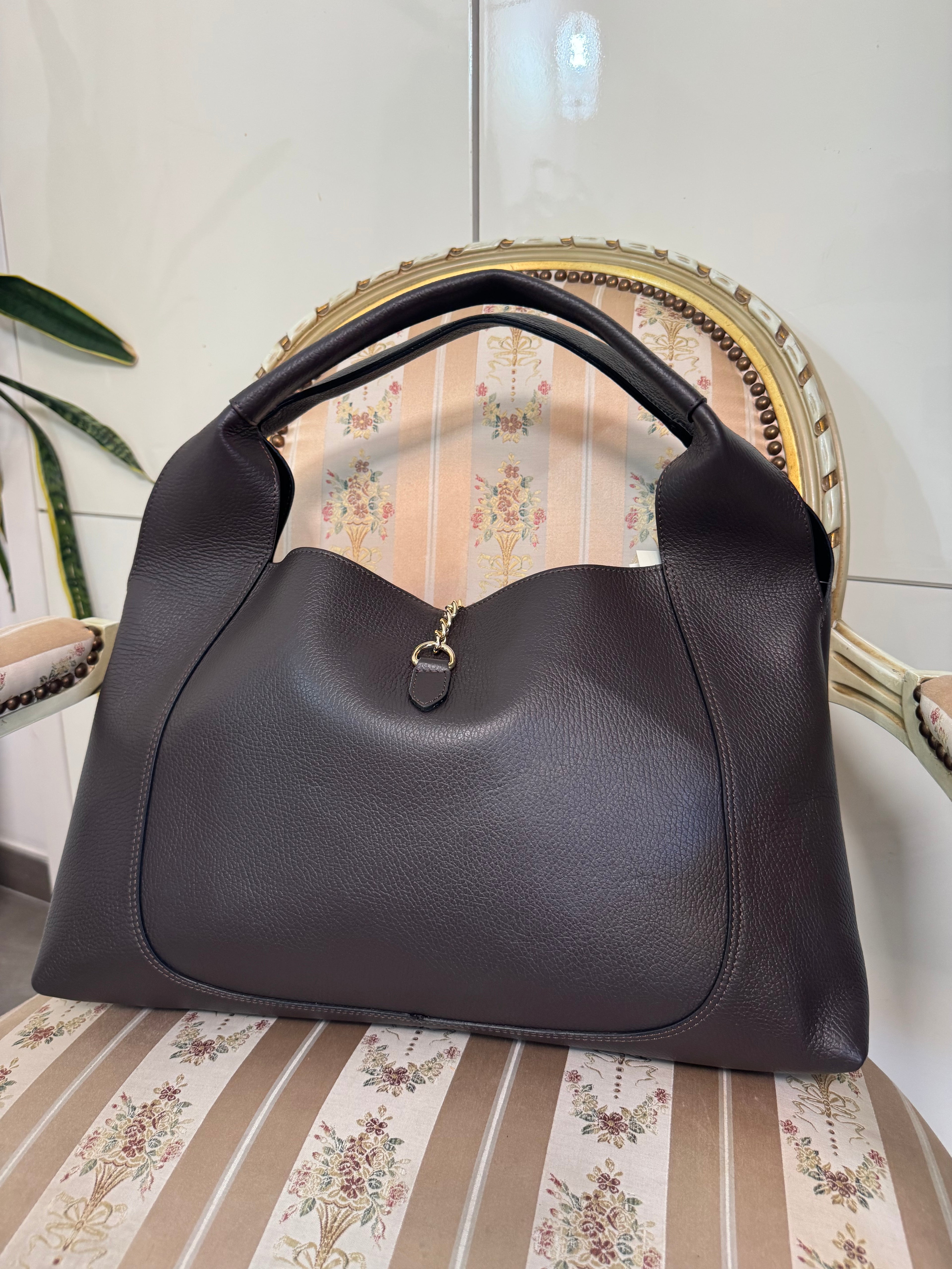 Borsa marrone con dettaglio oro