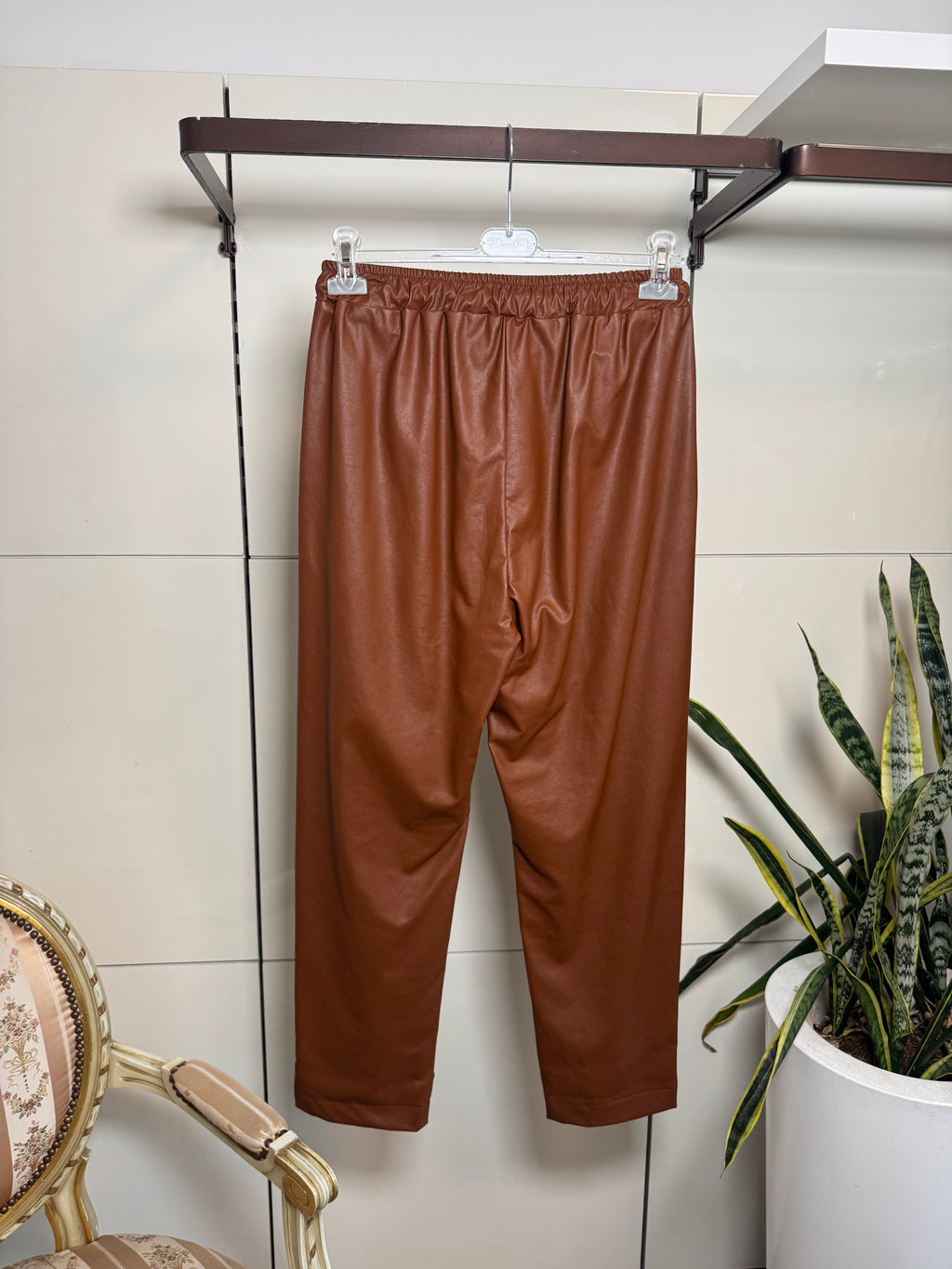 Pantalone ecopelle, elasticato in vita, coulisse, tasche laterali, colore bruciato- Maryley