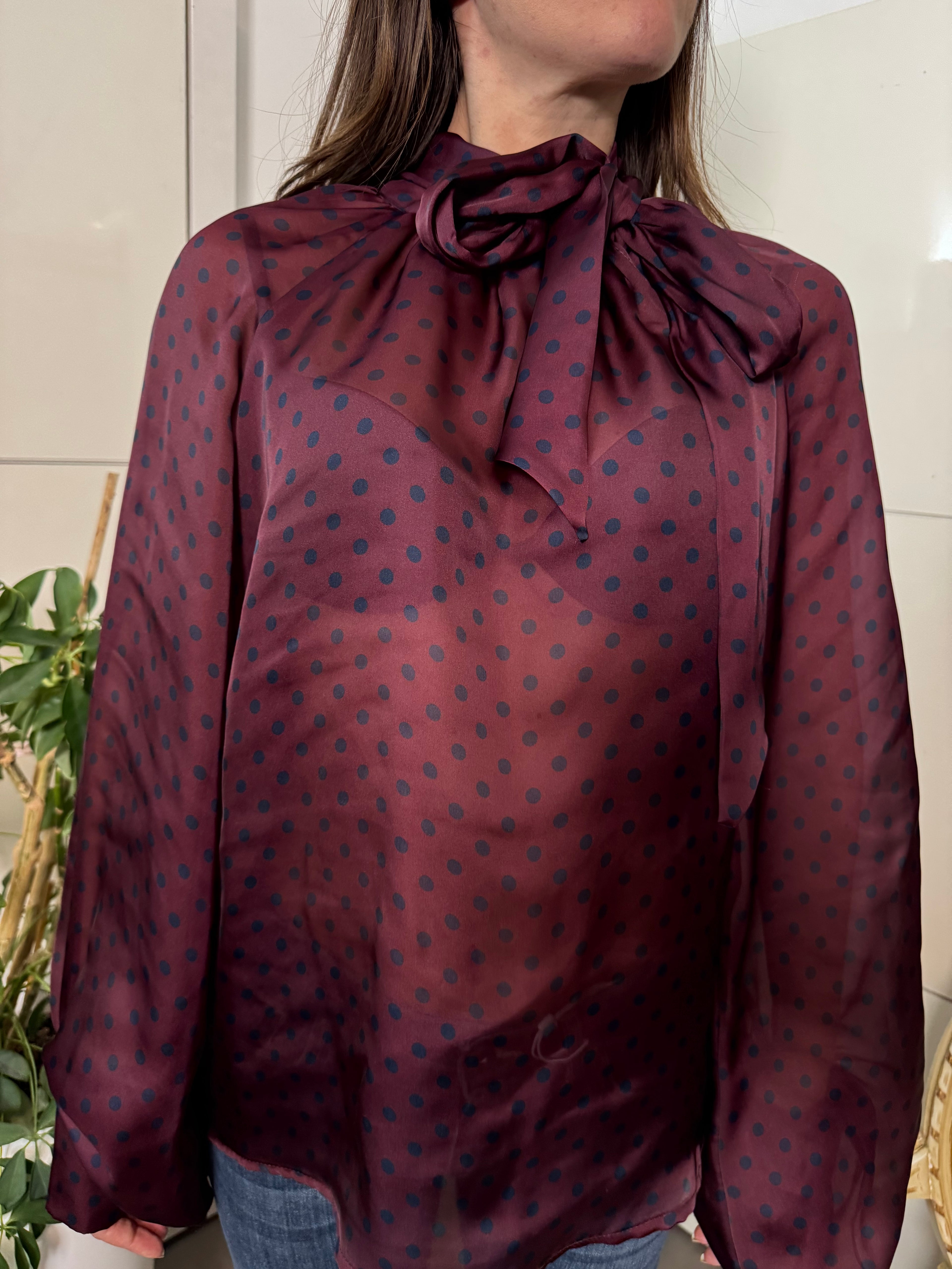 Camicia con fiocco a pois, vino/blu-Tensione In
