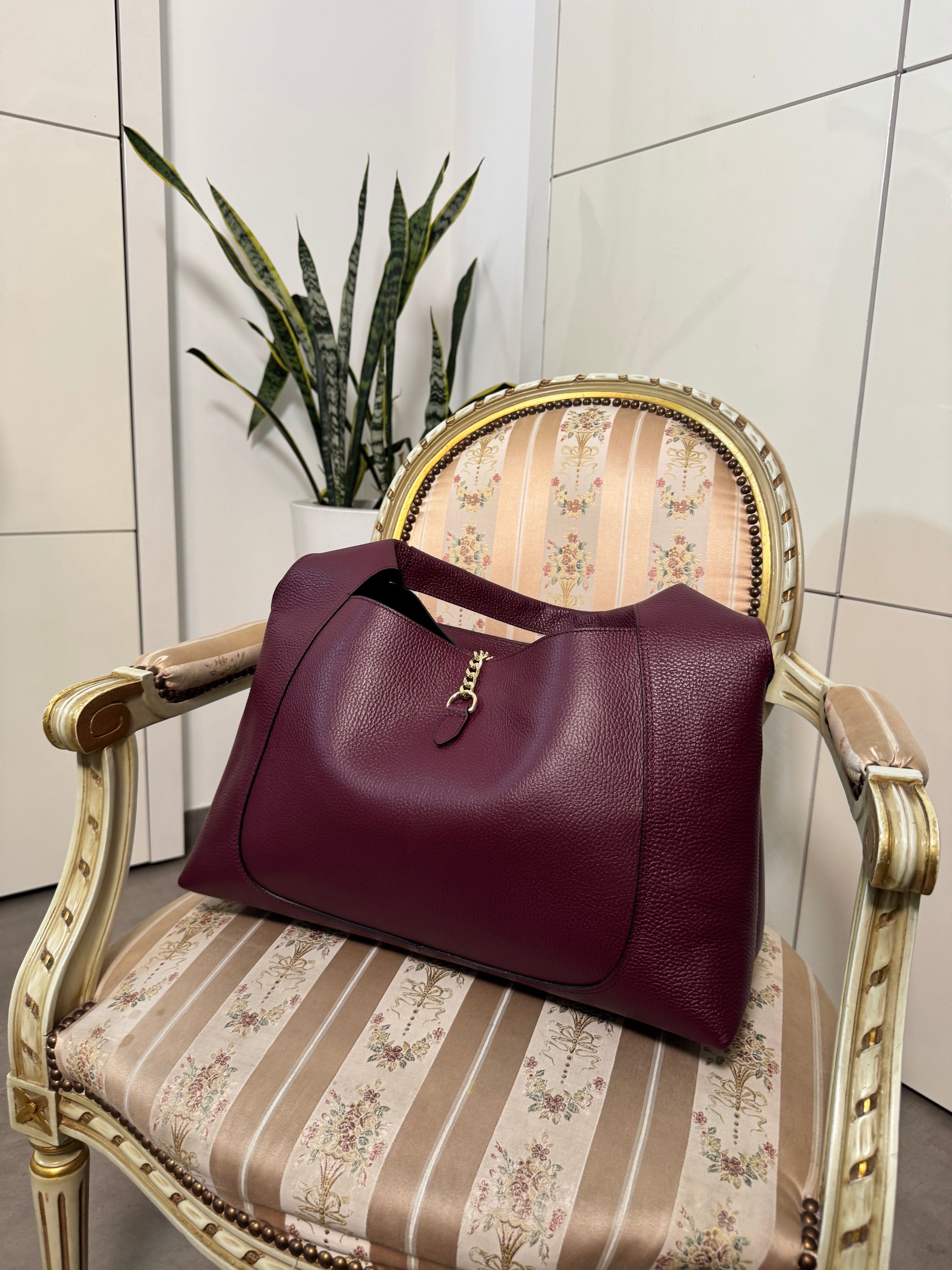 Borsa bordeaux in pelle con dettaglio oro