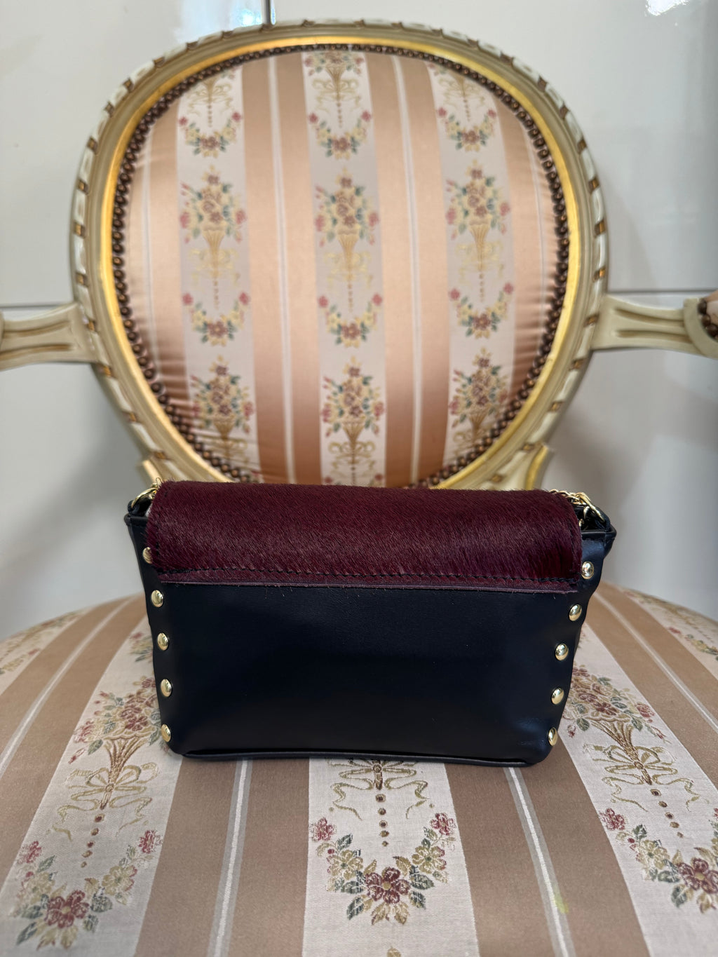 Mini bag bordeaux e nera con tracolla oro