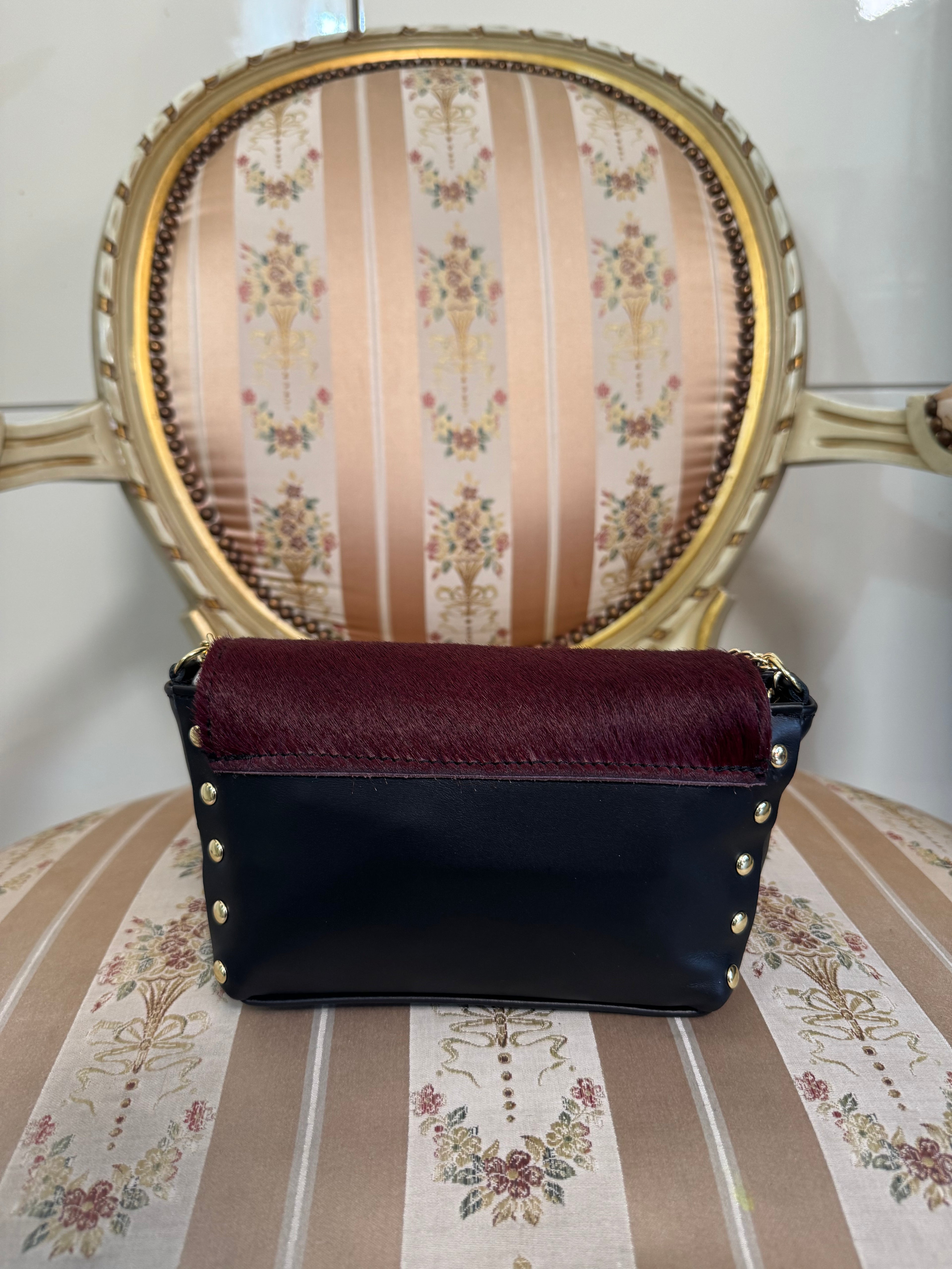 Mini bag bordeaux e nera con tracolla oro