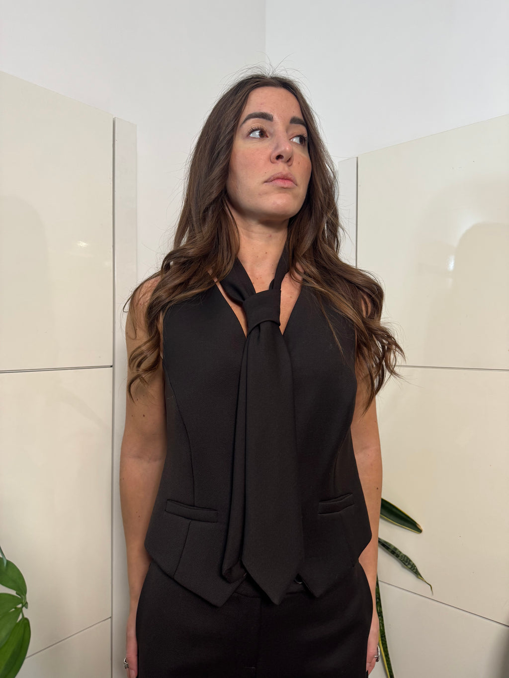 Gilet con cravatta, marrone- Tensione in