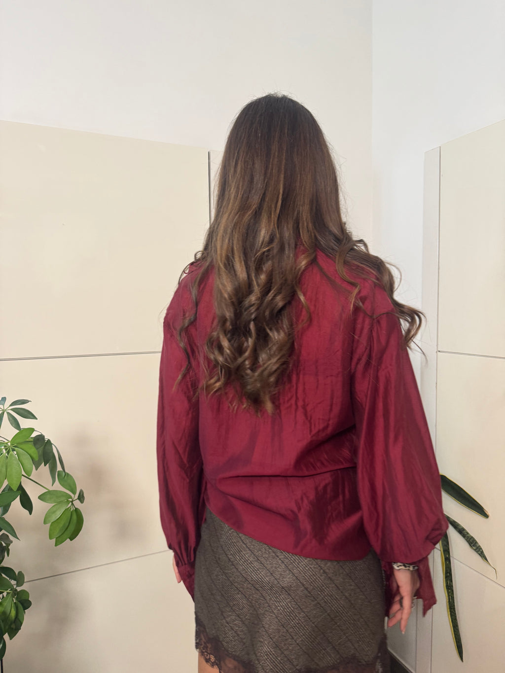 Camicia con fiocchi davanti, manica a palloncino, color amarena- Motel