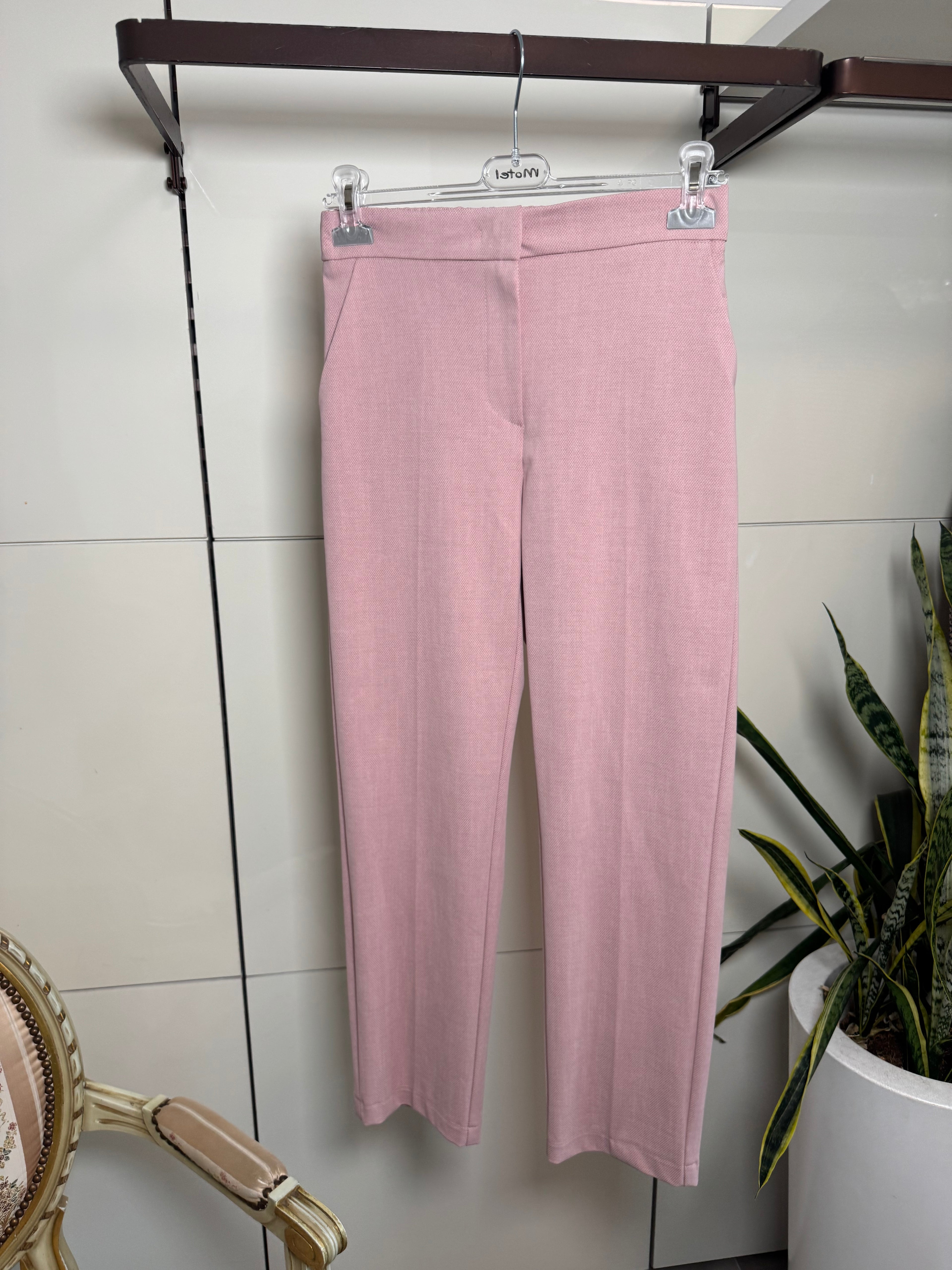 Pantalone tessuto nido d'ape, zip e bottoncino, elasticato dietro. Tasche laterali e taschina finta dietro,colore rosa- Maryley