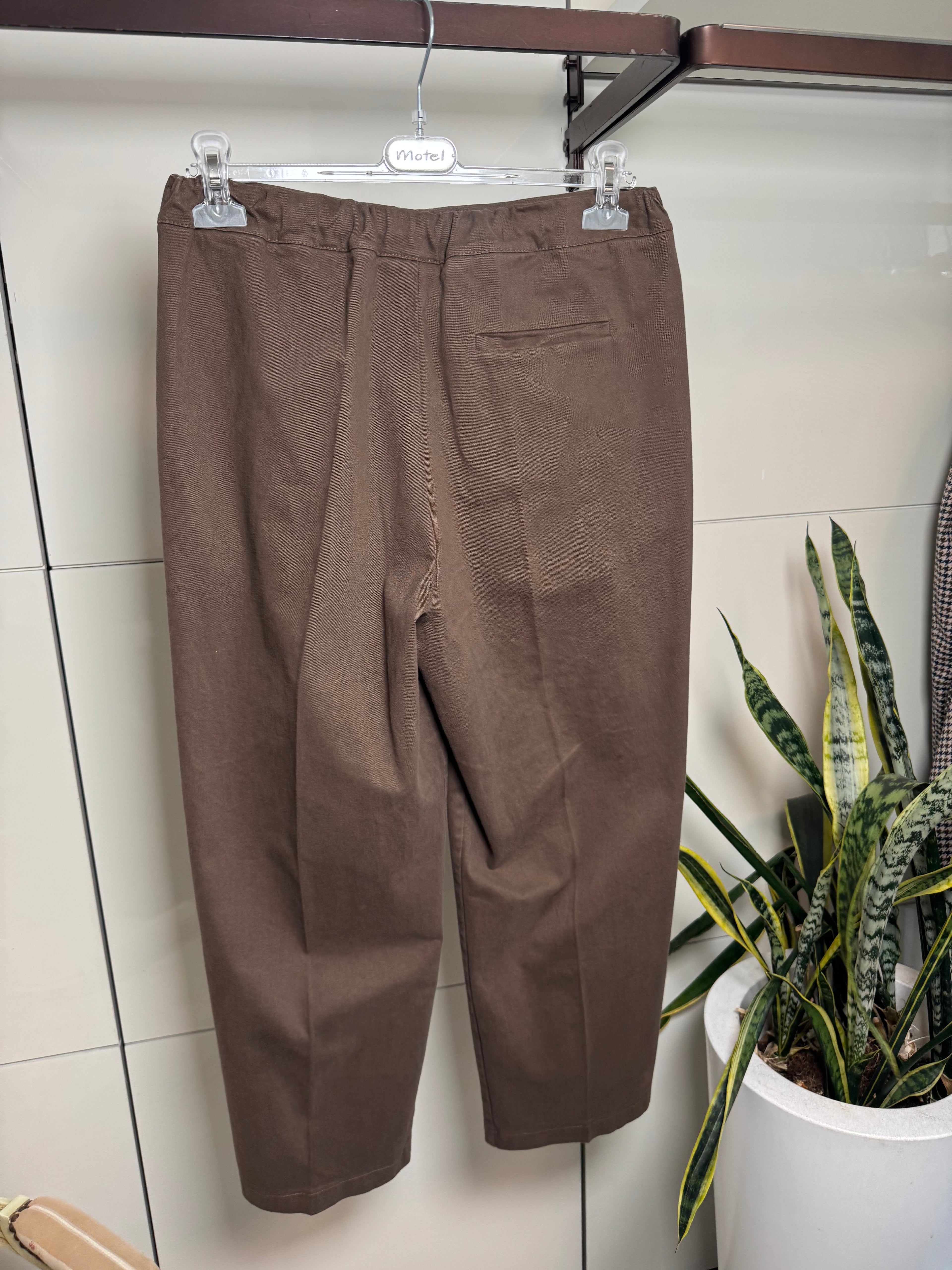 Pantalone cotone pesante, zip e bottoncino, elasticato dietro,colore moro- Susy Mix