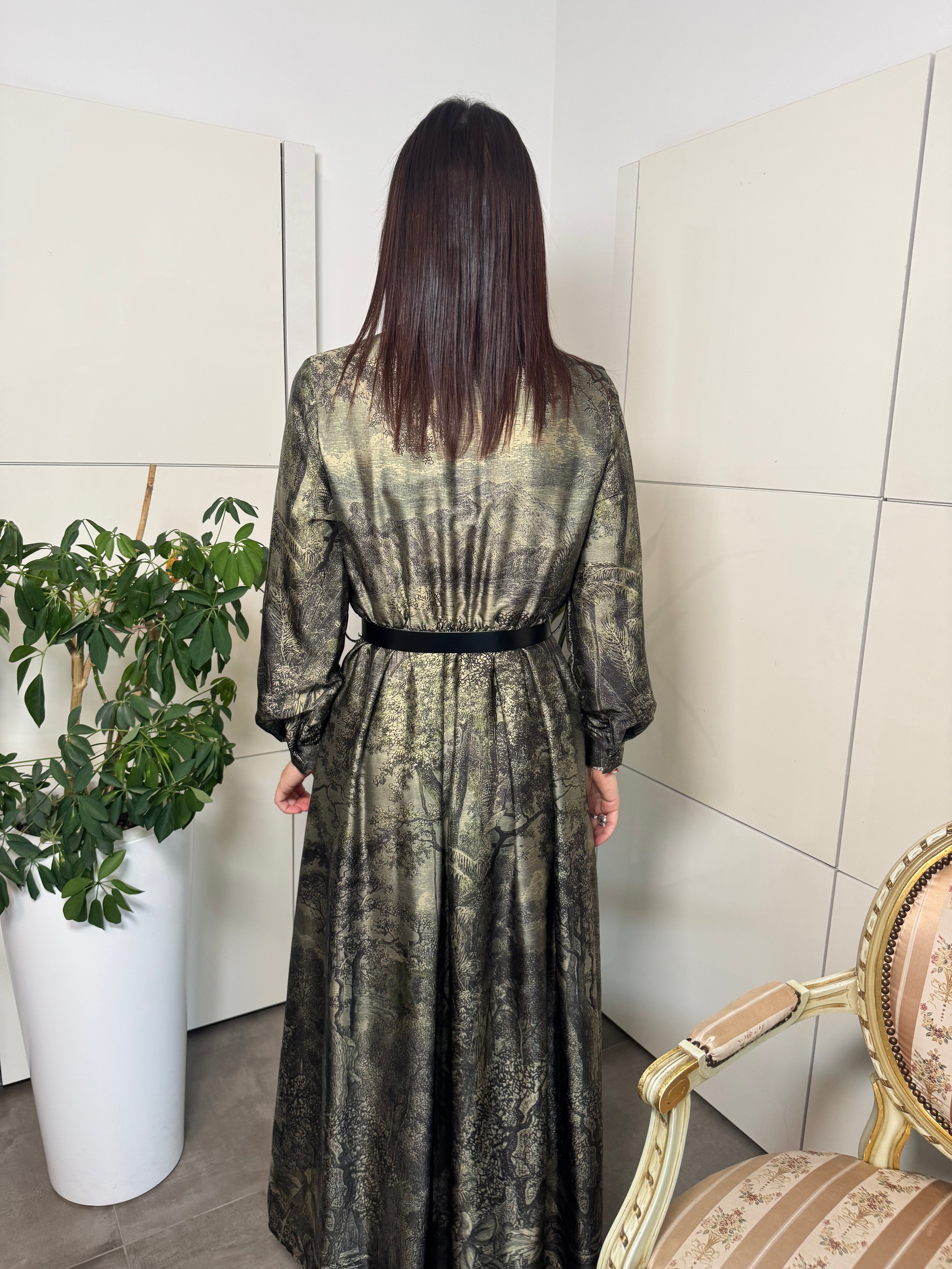 Vestito manica lunga con bottoncini sul polsino, elastico in vita e cintura, sormontato, lunghezza alle caviglie. Fantasia verde e nero- Maryley