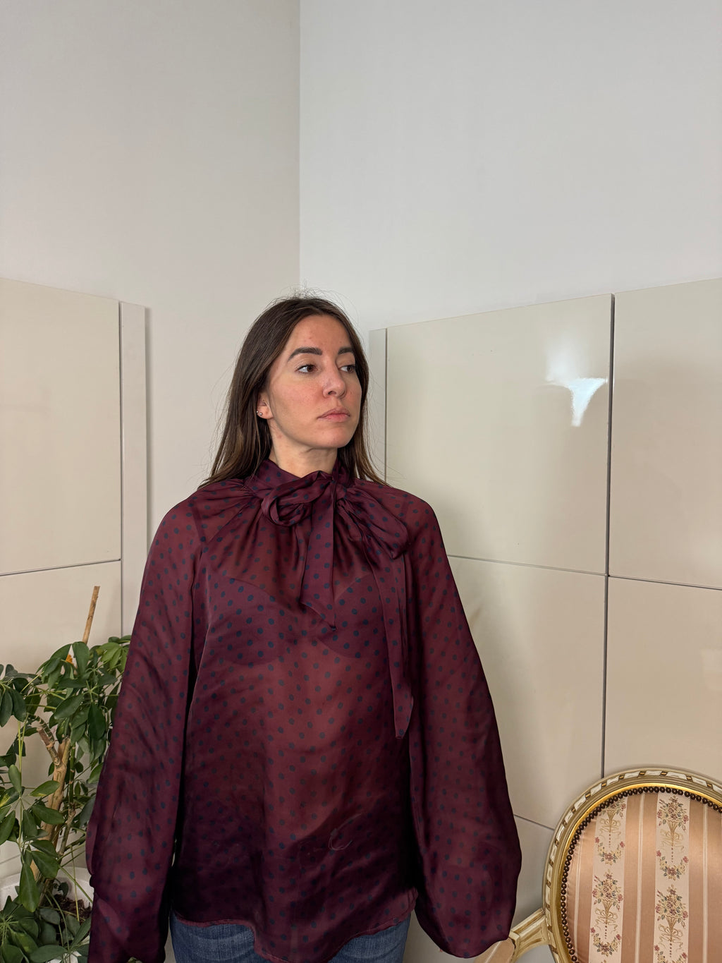 Camicia con fiocco a pois, vino/blu-Tensione In